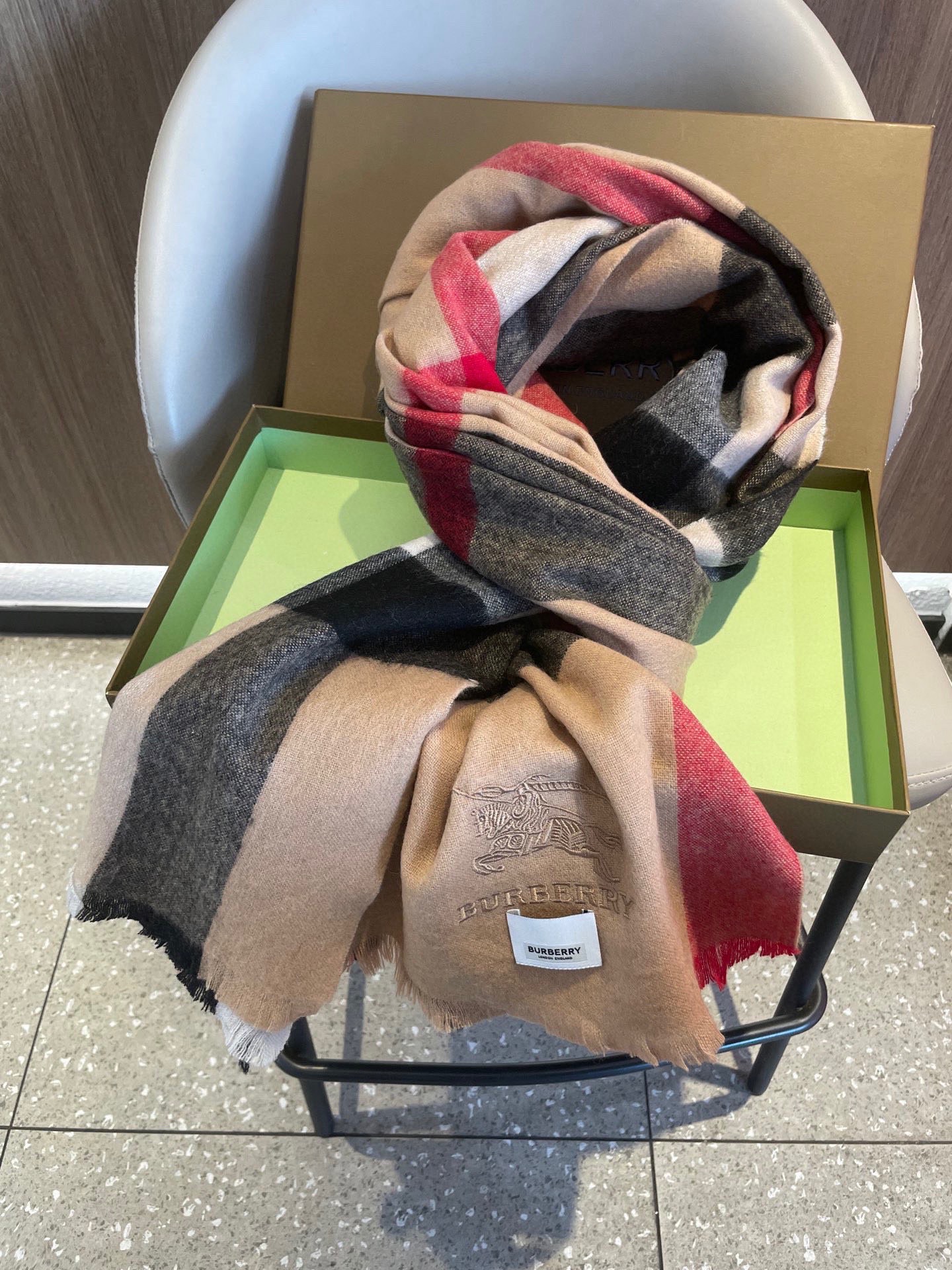 。巴宝莉经典大格男女同款短须披肩✨羊绒经典格纹👐围巾♨️高尖端产物⚠️，经典logo刺绣，时尚大牌的顶尖