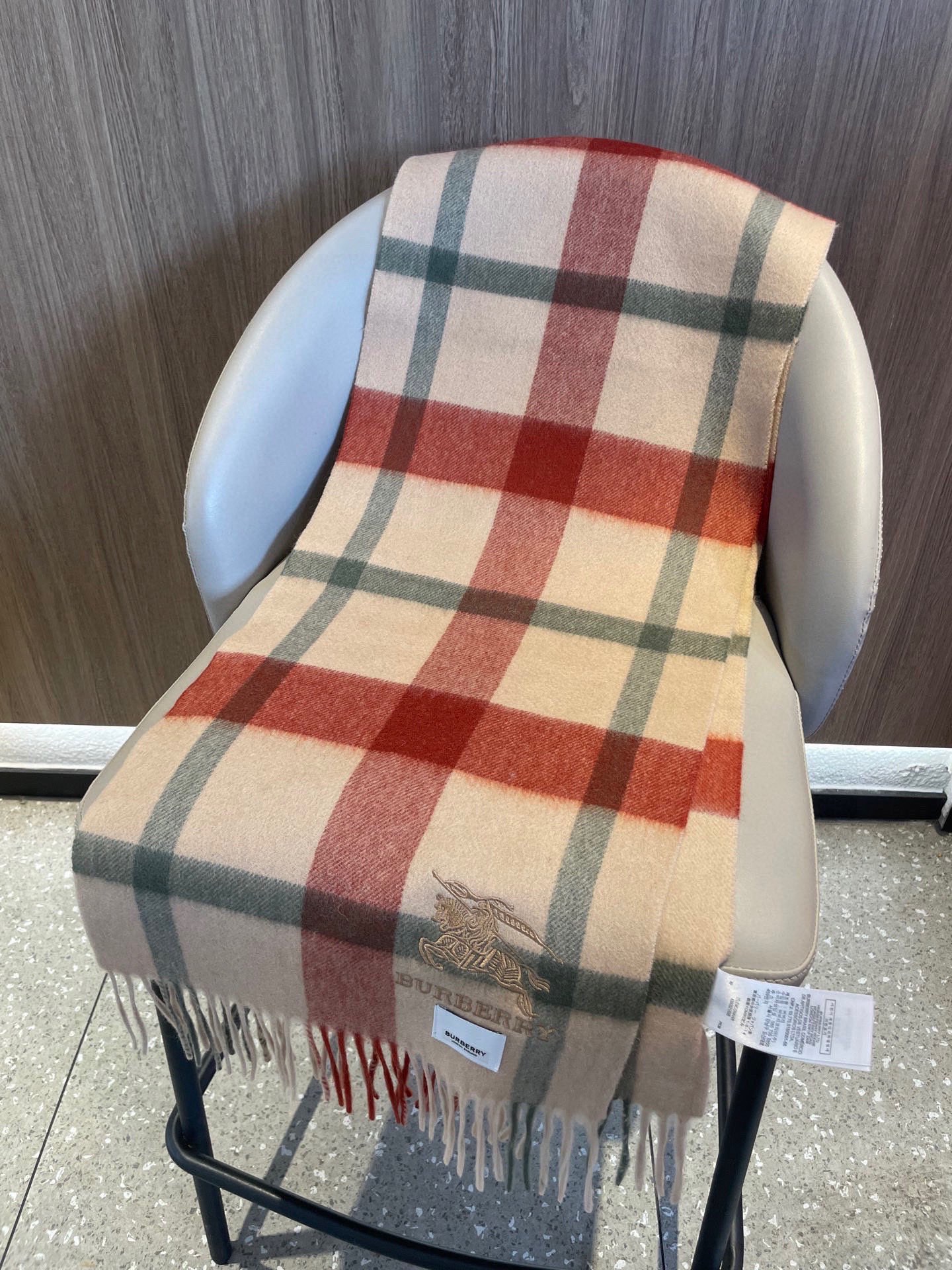 新款🐂牛货，巴宝莉男士女士（格纹战马刺绣）围巾，款式魅力，是经典大方‼面料采用的是客供的羔绒，细腻柔软度