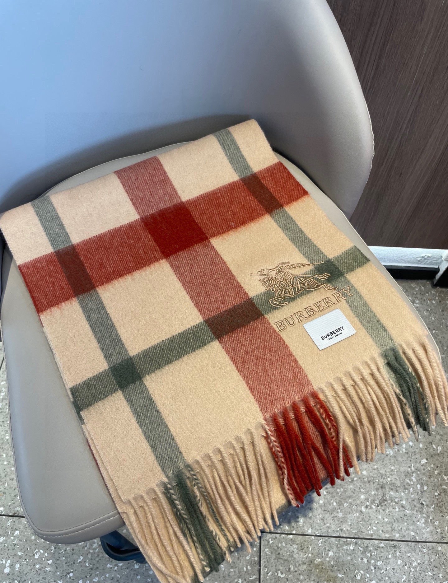 新款🐂牛货，巴宝莉男士女士（格纹战马刺绣）围巾，款式魅力，是经典大方‼面料采用的是客供的羔绒，细腻柔软度