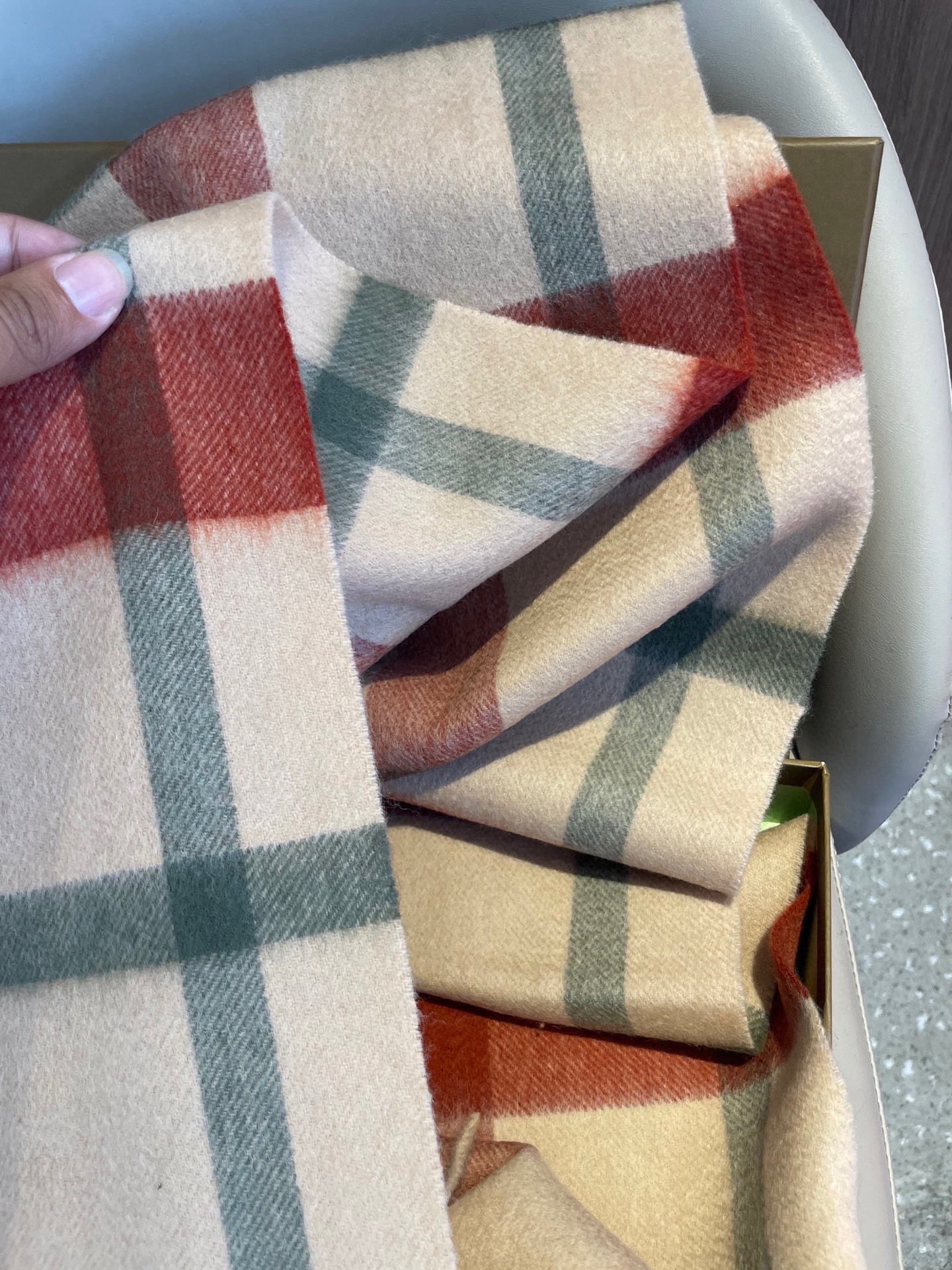 新款🐂牛货，巴宝莉男士女士（格纹战马刺绣）围巾，款式魅力，是经典大方‼面料采用的是客供的羔绒，细腻柔软度