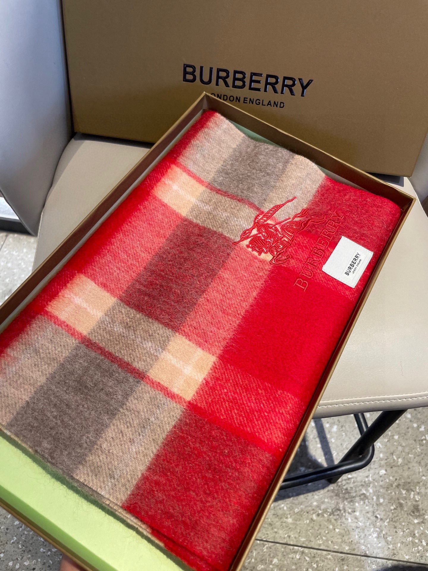 新款🐂牛货，巴宝莉男士女士（格纹战马刺绣）围巾，款式魅力，是经典大方‼面料采用的是客供的羔绒，细腻柔软度