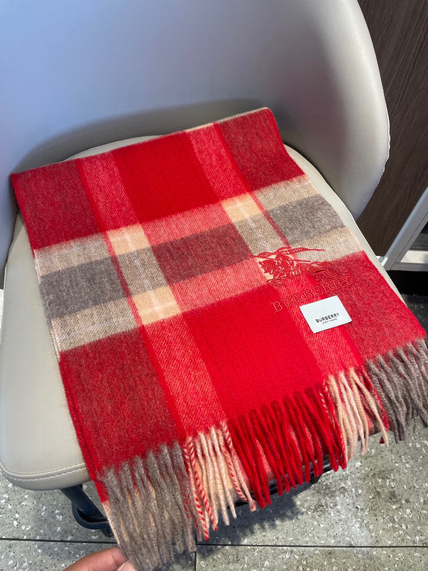 新款🐂牛货，巴宝莉男士女士（格纹战马刺绣）围巾，款式魅力，是经典大方‼面料采用的是客供的羔绒，细腻柔软度