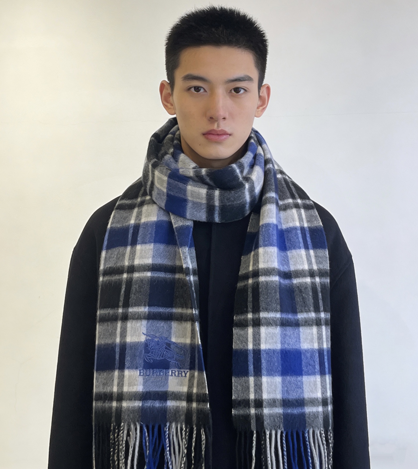 新款巴宝莉Bur新款羊绒男士格子好看的要疯掉了，太有型太有魅力了！！！非常斯文时尚的秋冬单品！真的很喜欢