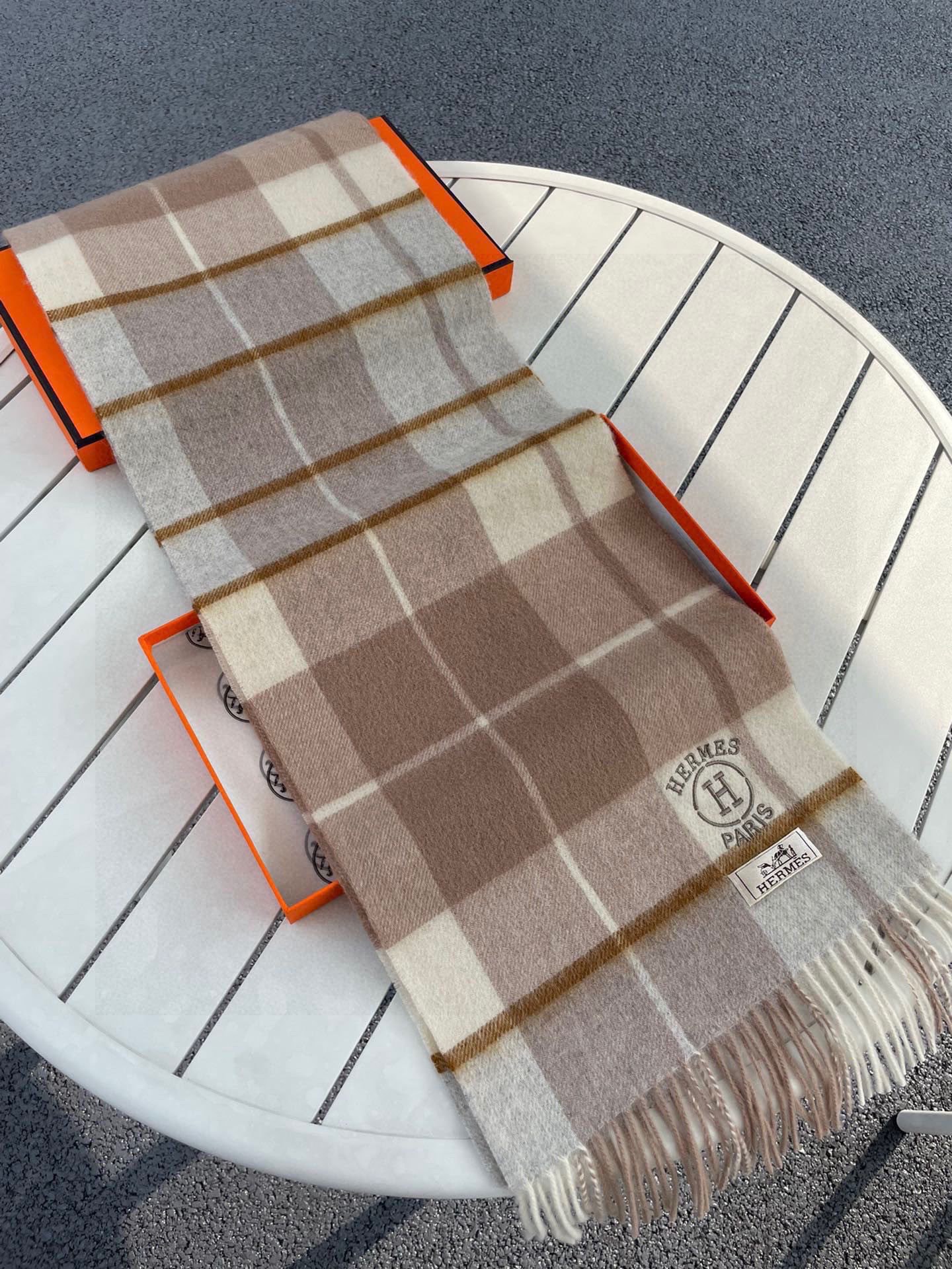 。🆕Hermes · 爱马仕女士经典格子拼接🎊重磅推荐💥 100%顶级山羊绒材质。非常保暖👑 柔软亲肤，