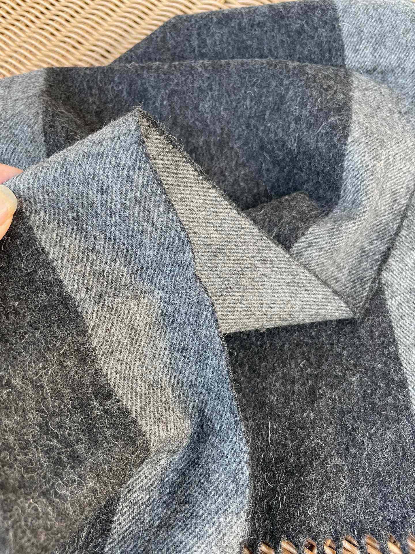 。阿玛尼海外专柜条纹拼色最新男士羊羔毛围巾～惊爆上架🎉国内专柜都没上架，从款式到面料都很赞🎻，经典的条纹