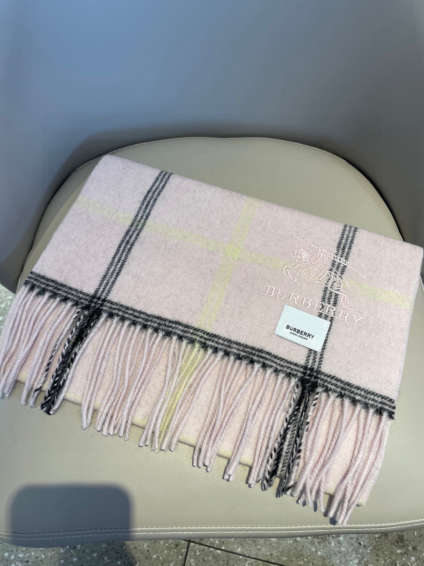 。巴宝莉最新格纹少女粉劲爆上架❗️😍殿堂级御用芭芭家战马的经典格羊毛围巾🧣独家渠道货bulingbuli