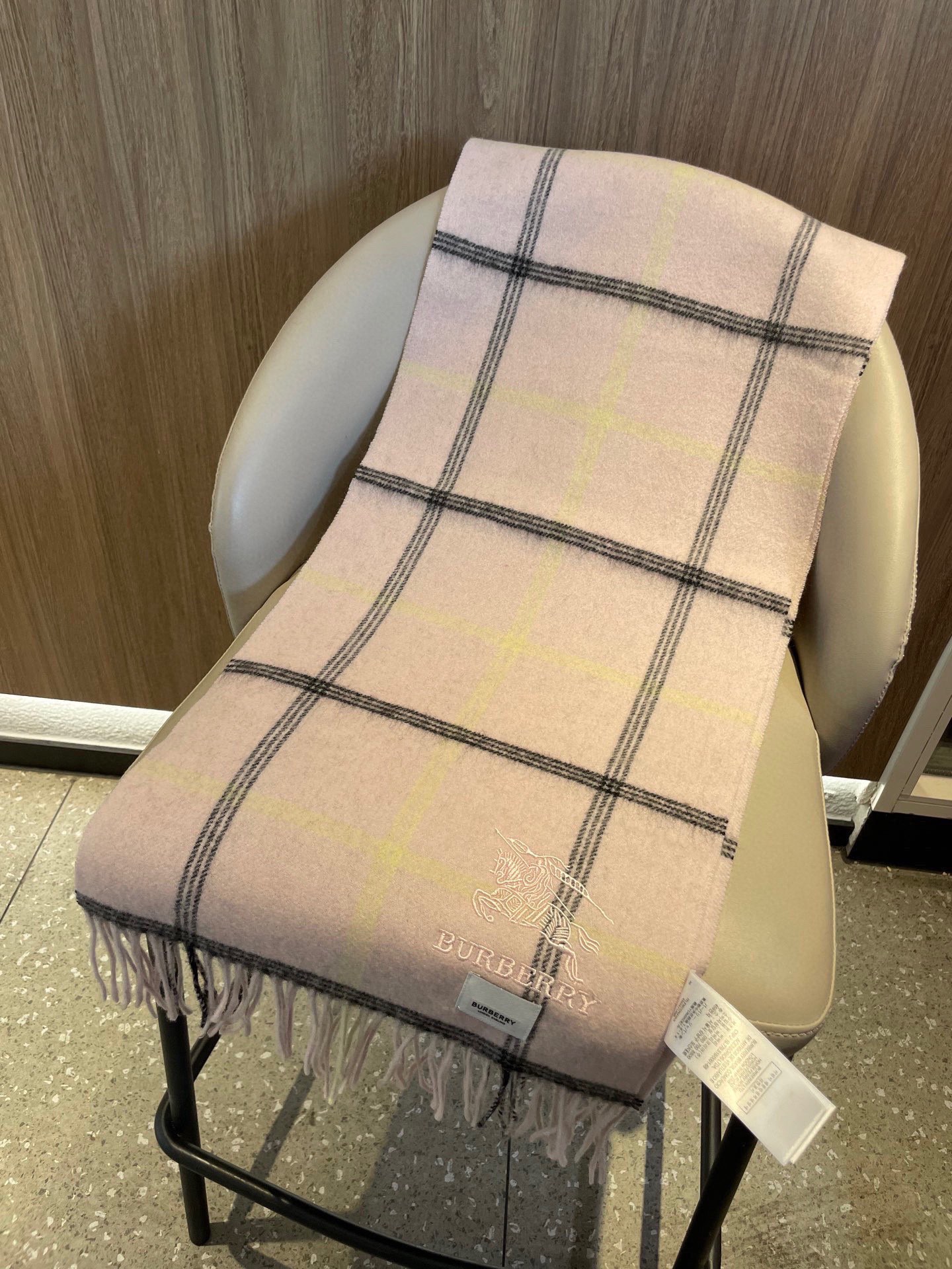 。巴宝莉最新格纹少女粉劲爆上架❗️😍殿堂级御用芭芭家战马的经典格羊毛围巾🧣独家渠道货bulingbuli