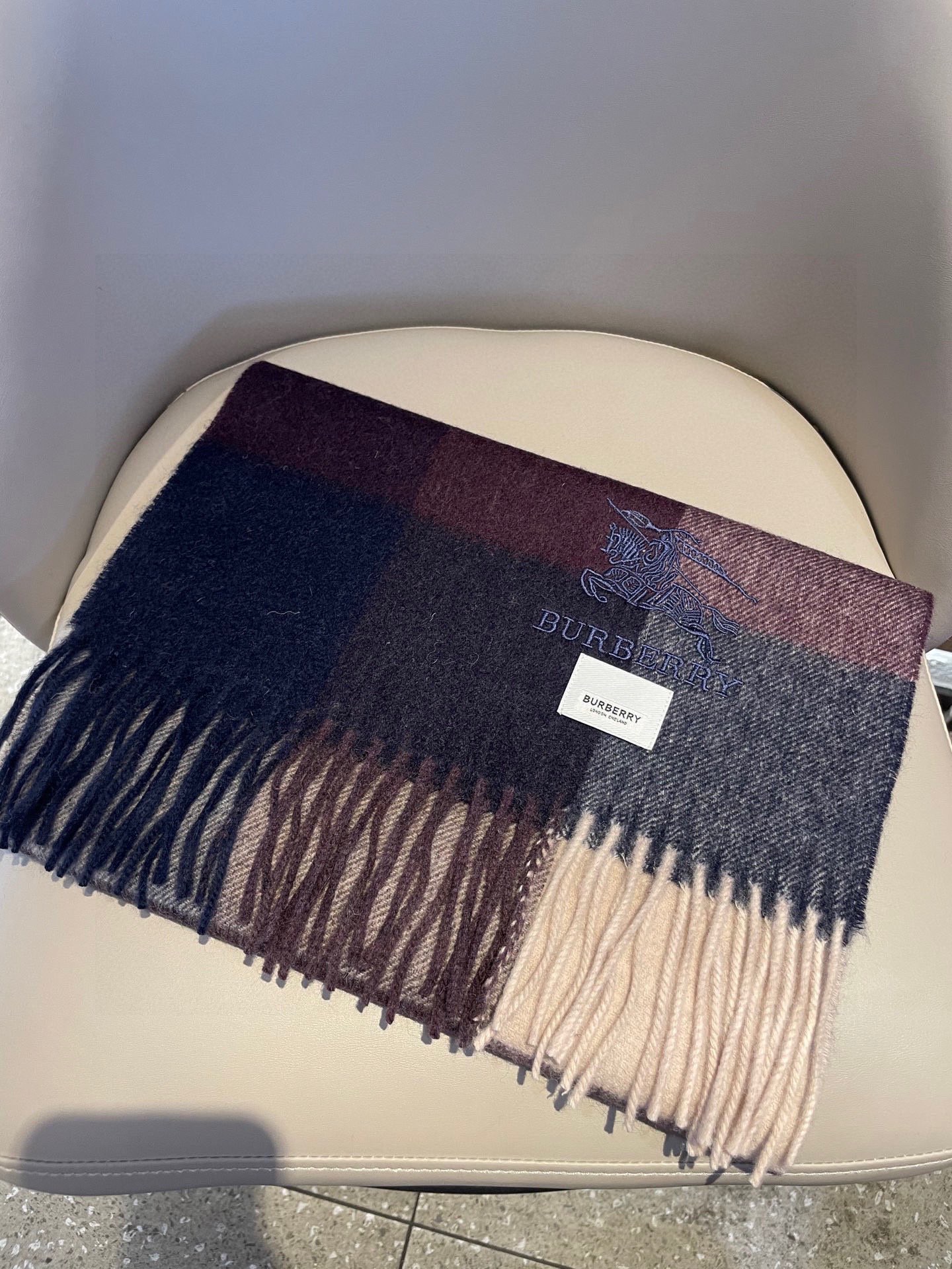 新款巴宝莉男士格子高级货❗️设计风格采用格子纹图案，带有品牌标志性的骑士纹章刺绣和“BURBERRY”标