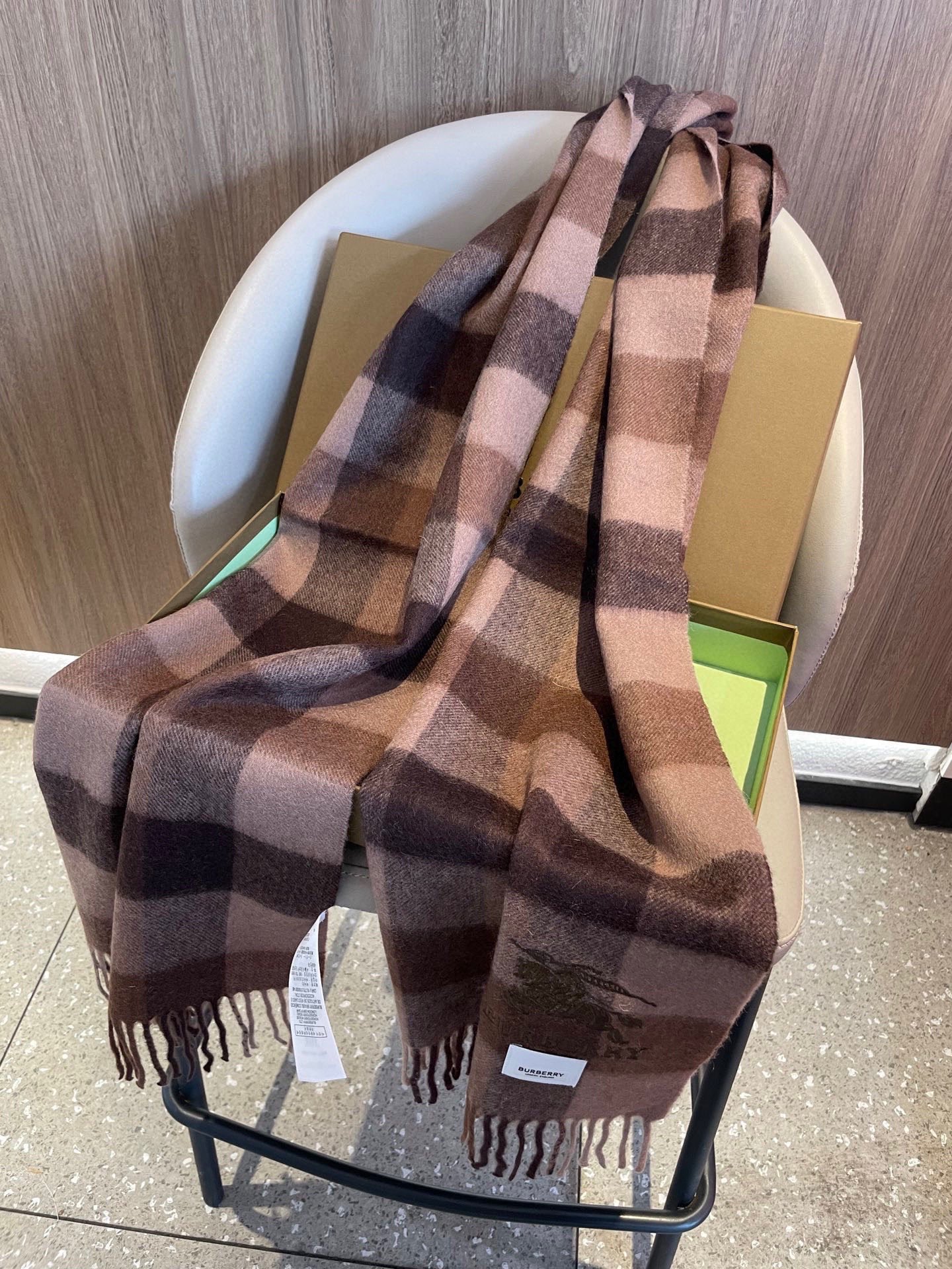 新款巴宝莉男士格子高级货❗️设计风格采用格子纹图案，带有品牌标志性的骑士纹章刺绣和“BURBERRY”标