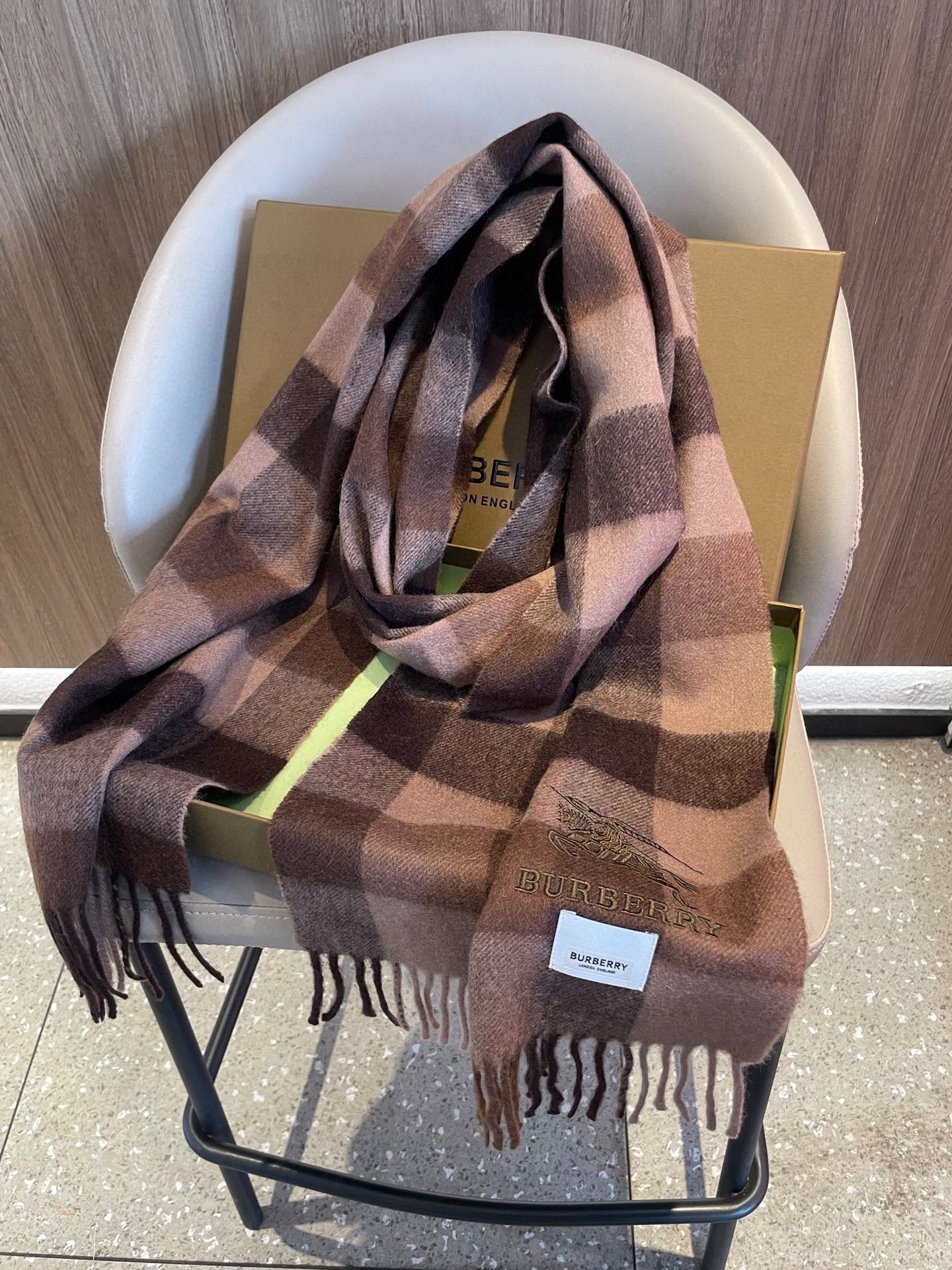 新款巴宝莉男士格子高级货❗️设计风格采用格子纹图案，带有品牌标志性的骑士纹章刺绣和“BURBERRY”标