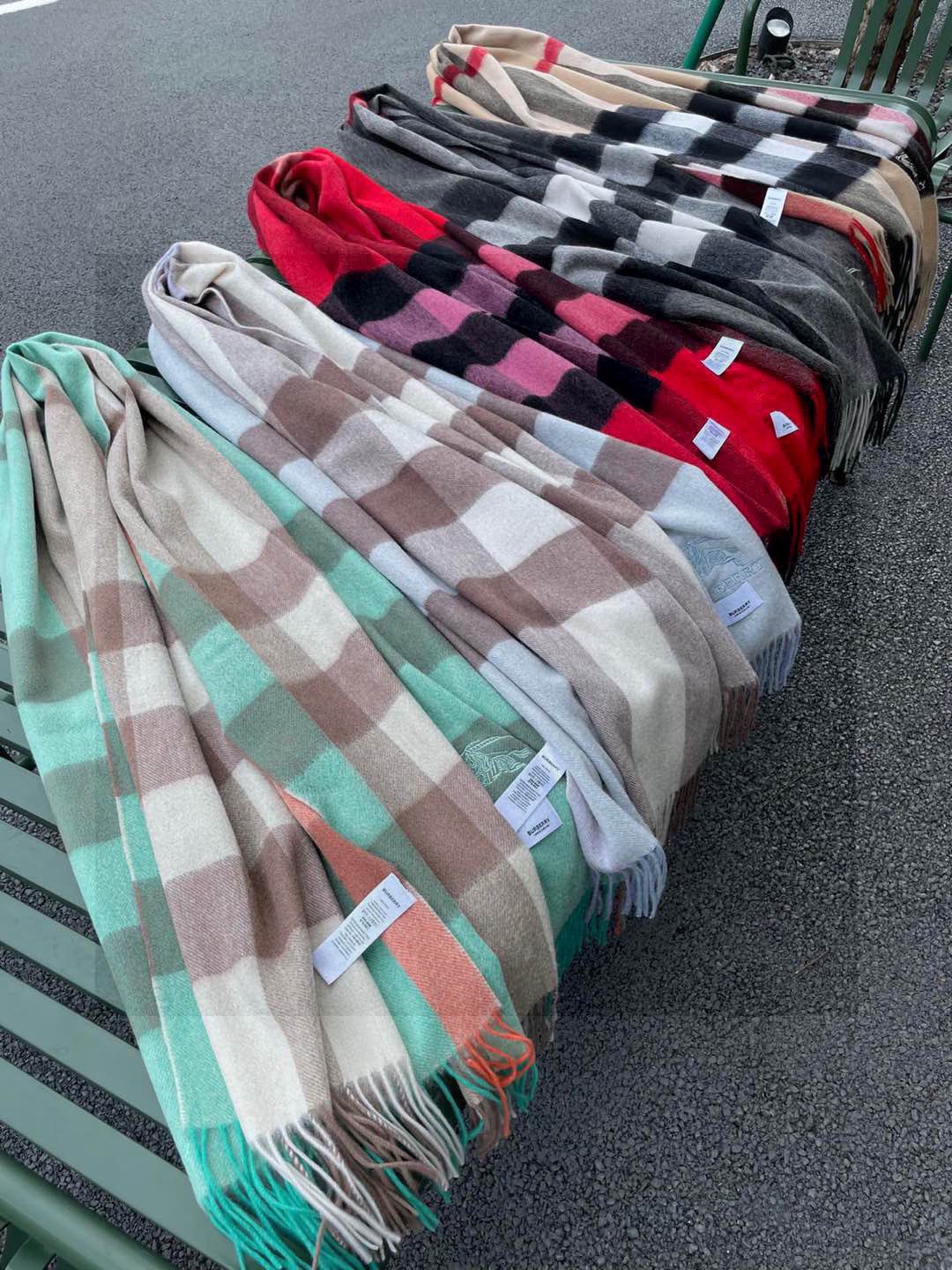 ☀️巴宝莉经典格子万年款，bbr战马刺绣🪡经典【大格披肩】品质手感好到不行‼️100%羊羔绒♨️高尖端产