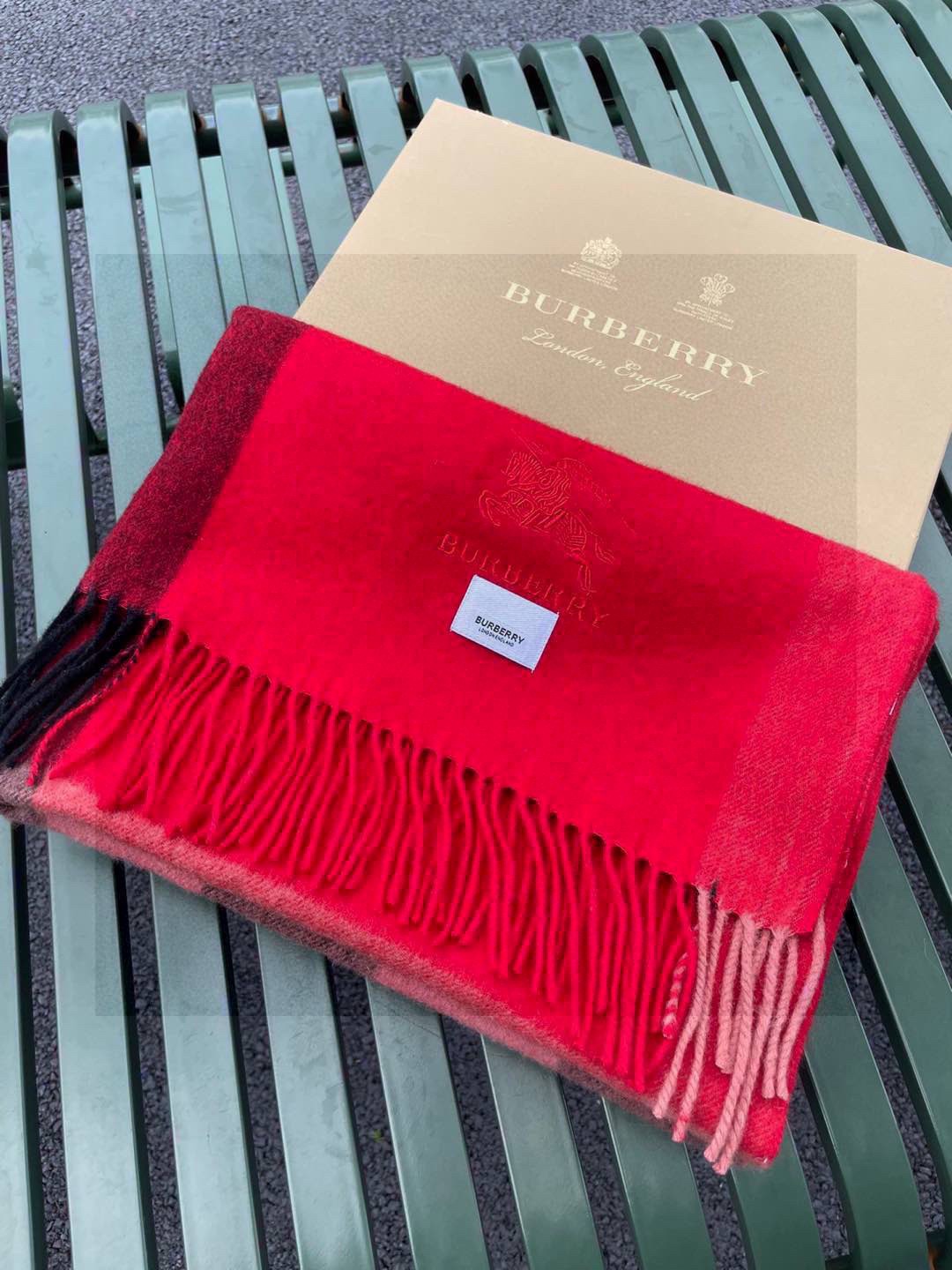 ☀️巴宝莉经典格子万年款，bbr战马刺绣🪡经典【大格披肩】品质手感好到不行‼️100%羊羔绒♨️高尖端产