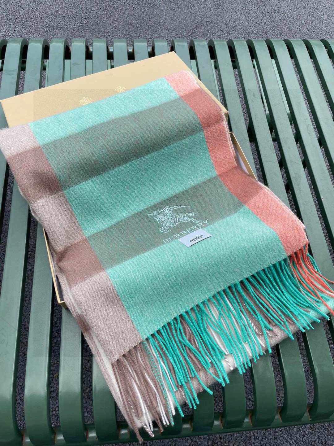 ☀️巴宝莉经典格子万年款，bbr战马刺绣🪡经典【大格披肩】品质手感好到不行‼️100%羊羔绒♨️高尖端产