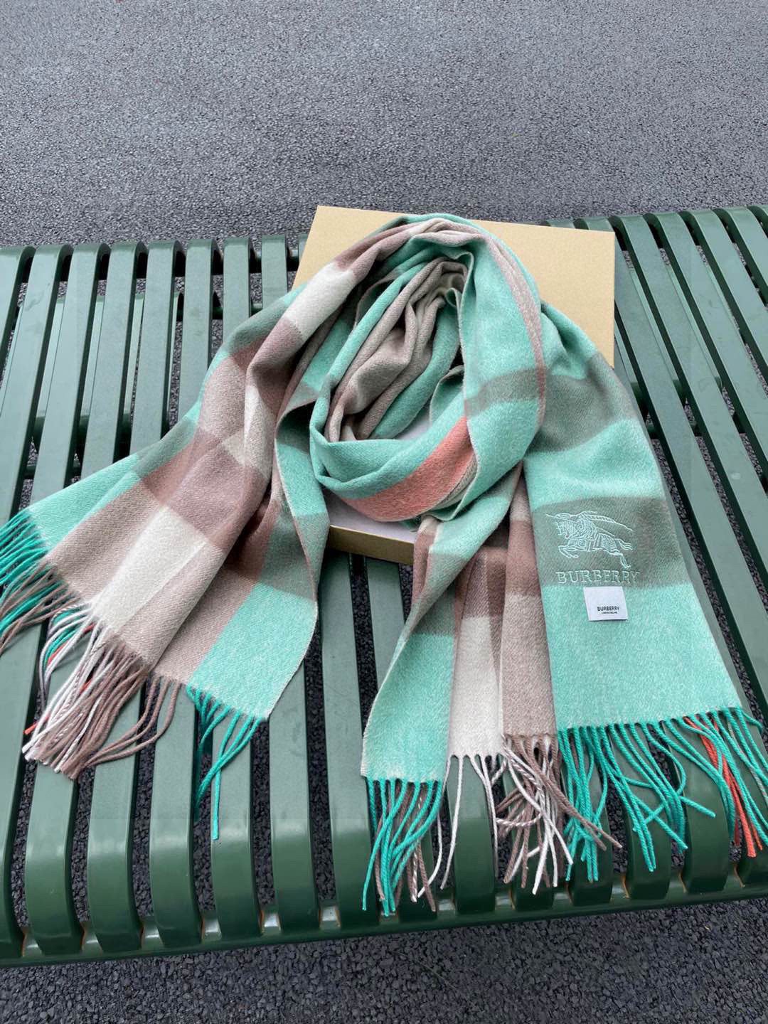 ☀️巴宝莉经典格子万年款，bbr战马刺绣🪡经典【大格披肩】品质手感好到不行‼️100%羊羔绒♨️高尖端产