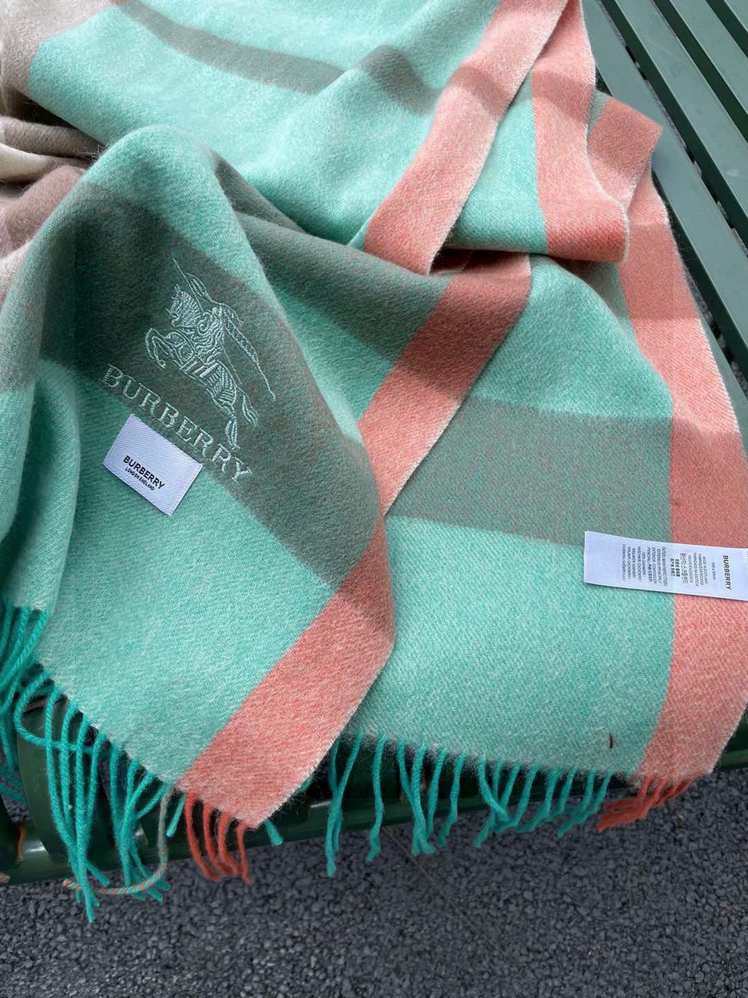 ☀️巴宝莉经典格子万年款，bbr战马刺绣🪡经典【大格披肩】品质手感好到不行‼️100%羊羔绒♨️高尖端产