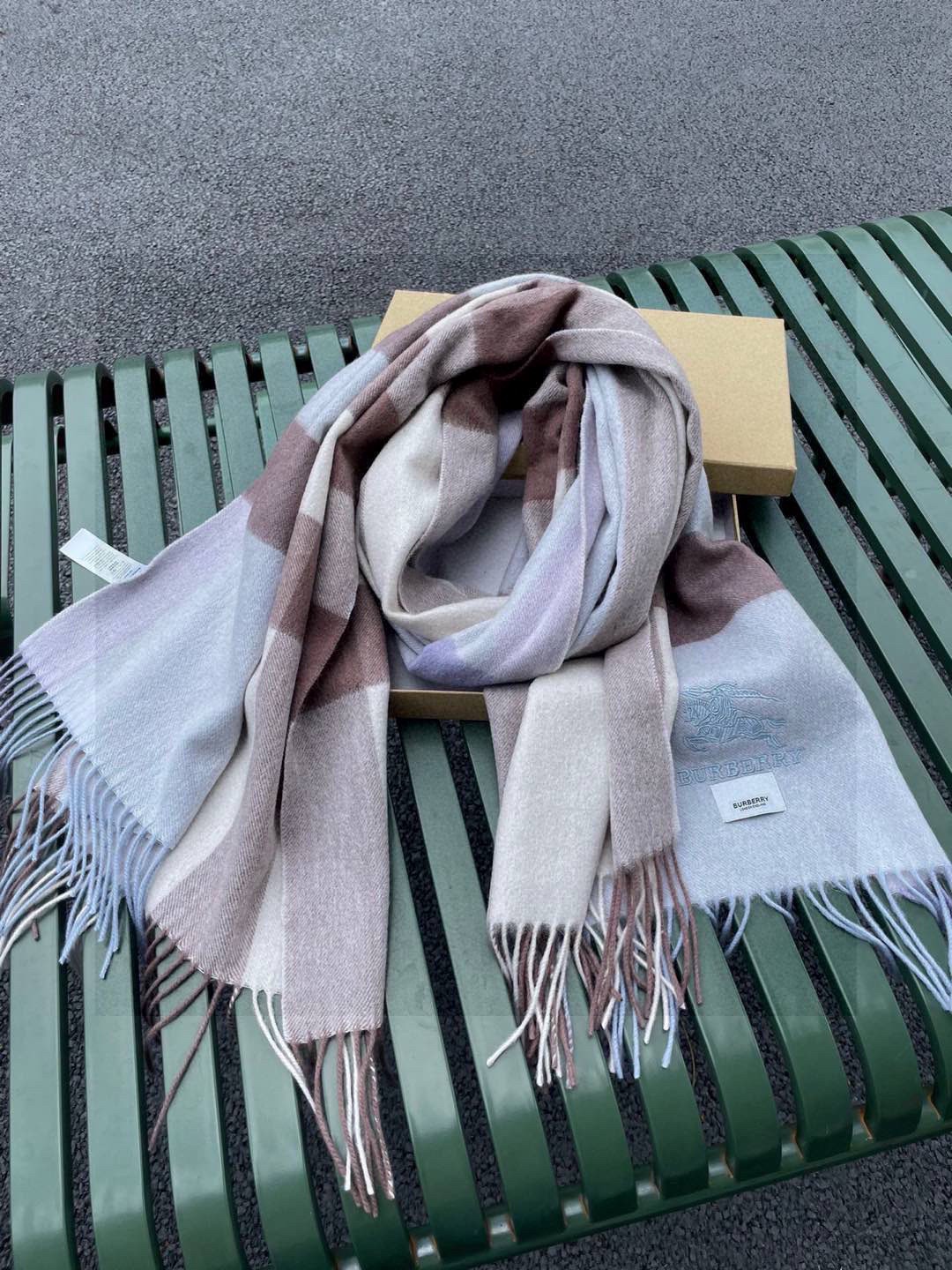 ☀️巴宝莉经典格子万年款，bbr战马刺绣🪡经典【大格披肩】品质手感好到不行‼️100%羊羔绒♨️高尖端产