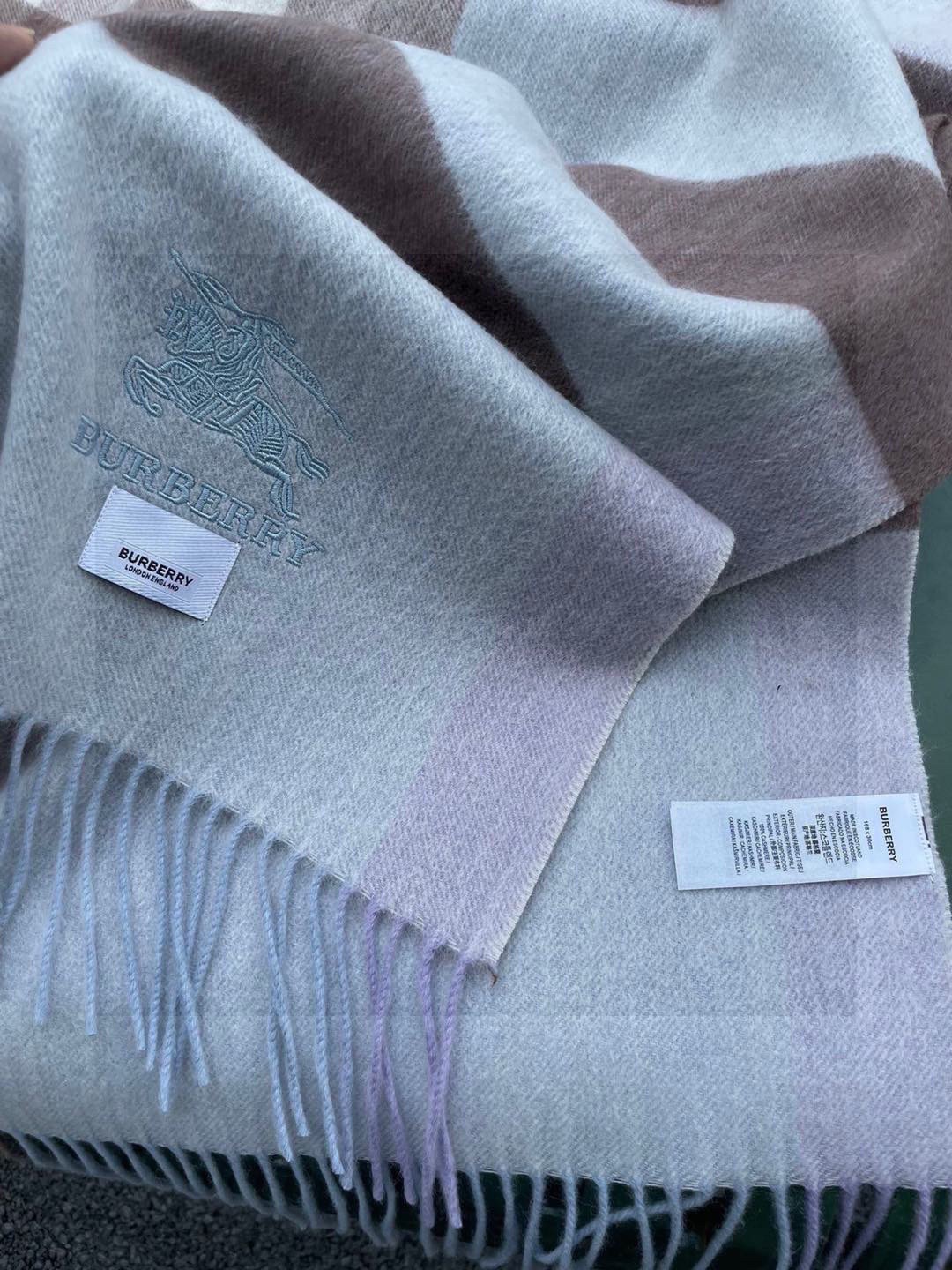 ☀️巴宝莉经典格子万年款，bbr战马刺绣🪡经典【大格披肩】品质手感好到不行‼️100%羊羔绒♨️高尖端产