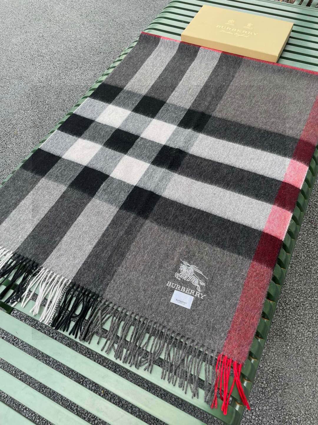 ☀️巴宝莉经典格子万年款，bbr战马刺绣🪡经典【大格披肩】品质手感好到不行‼️100%羊羔绒♨️高尖端产