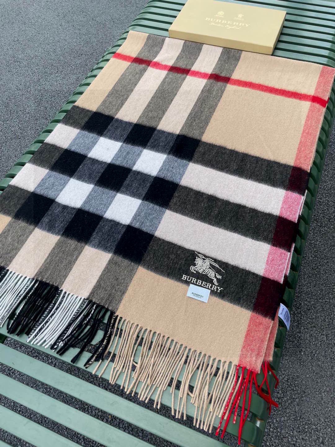 ☀️巴宝莉经典格子万年款，bbr战马刺绣🪡经典【大格披肩】品质手感好到不行‼️100%羊羔绒♨️高尖端产