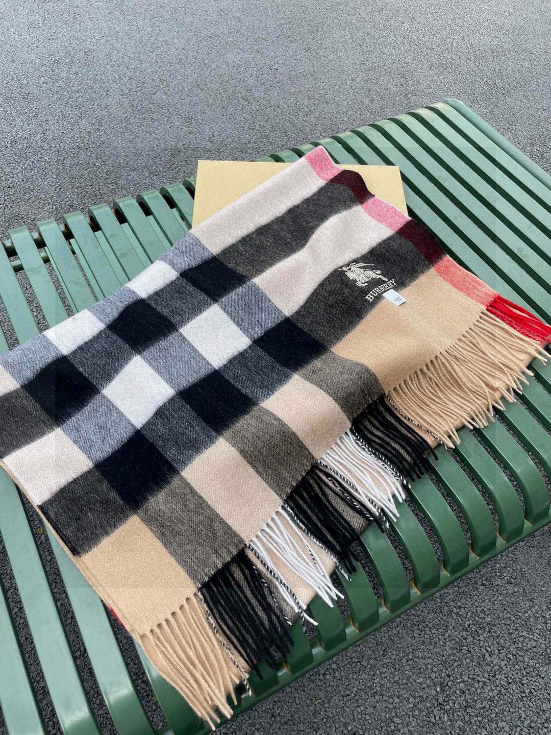 ☀️巴宝莉经典格子万年款，bbr战马刺绣🪡经典【大格披肩】品质手感好到不行‼️100%羊羔绒♨️高尖端产