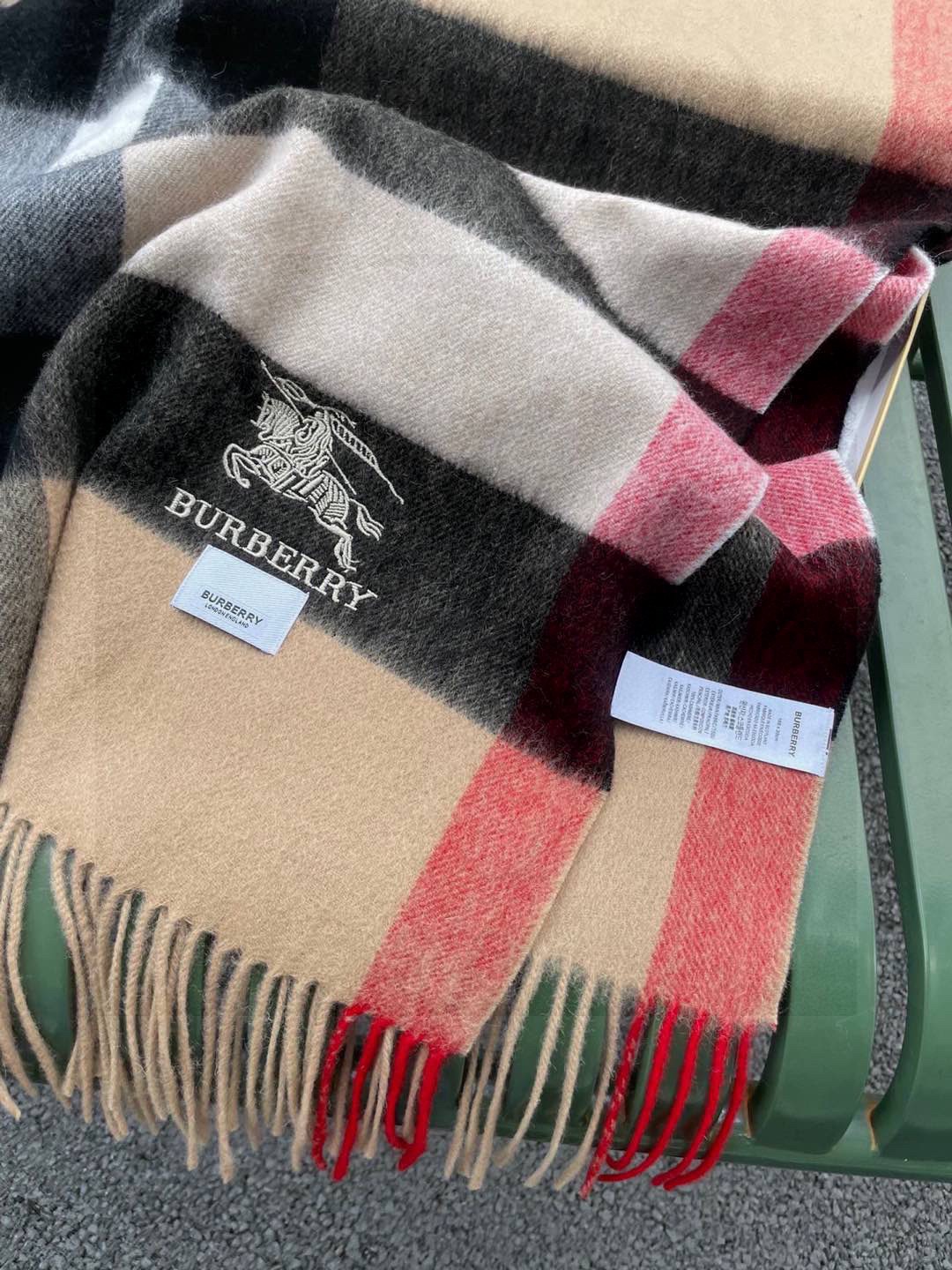 ☀️巴宝莉经典格子万年款，bbr战马刺绣🪡经典【大格披肩】品质手感好到不行‼️100%羊羔绒♨️高尖端产