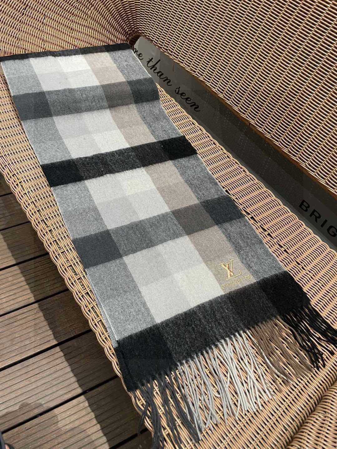 新款路易威登LV❗️羊绒方格子好看的要疯掉了👍太有型太有魅力了！！！非常斯文时尚的秋冬单品！真的很喜欢，