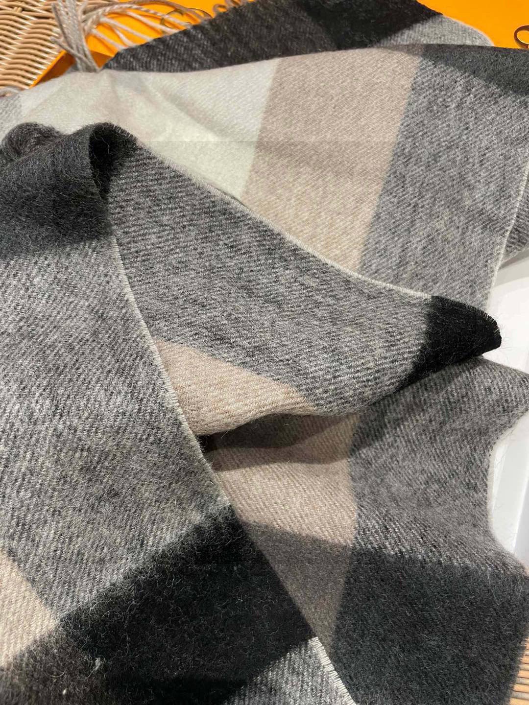 新款路易威登LV❗️羊绒方格子好看的要疯掉了👍太有型太有魅力了！！！非常斯文时尚的秋冬单品！真的很喜欢，