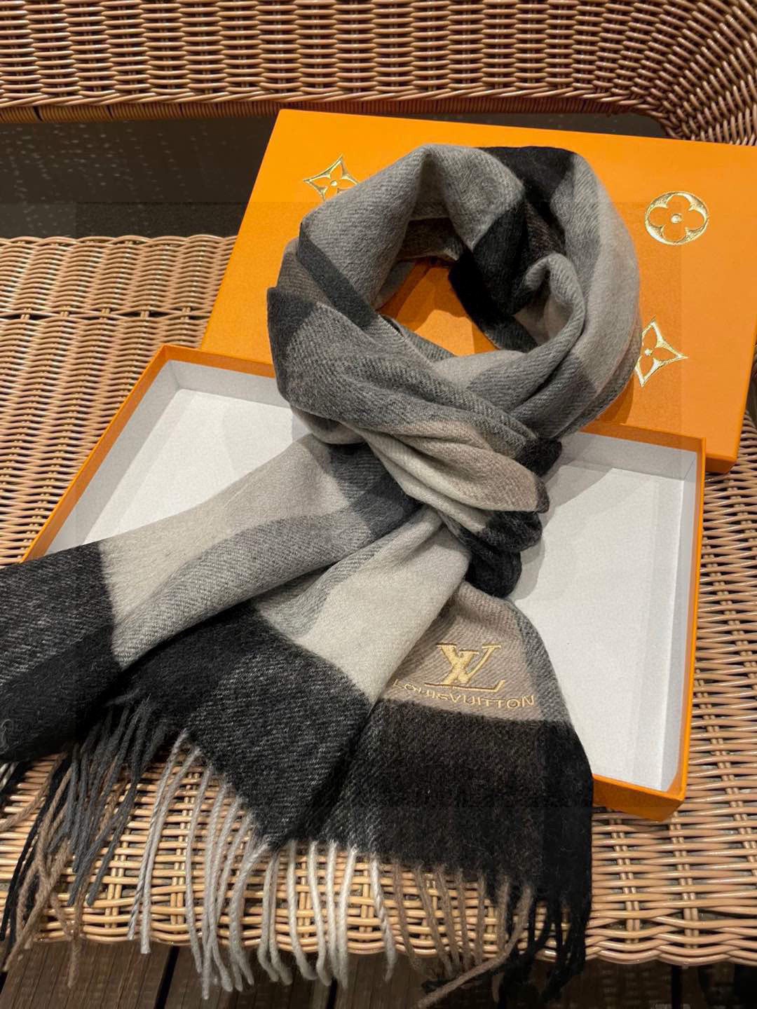 新款路易威登LV❗️羊绒方格子好看的要疯掉了👍太有型太有魅力了！！！非常斯文时尚的秋冬单品！真的很喜欢，