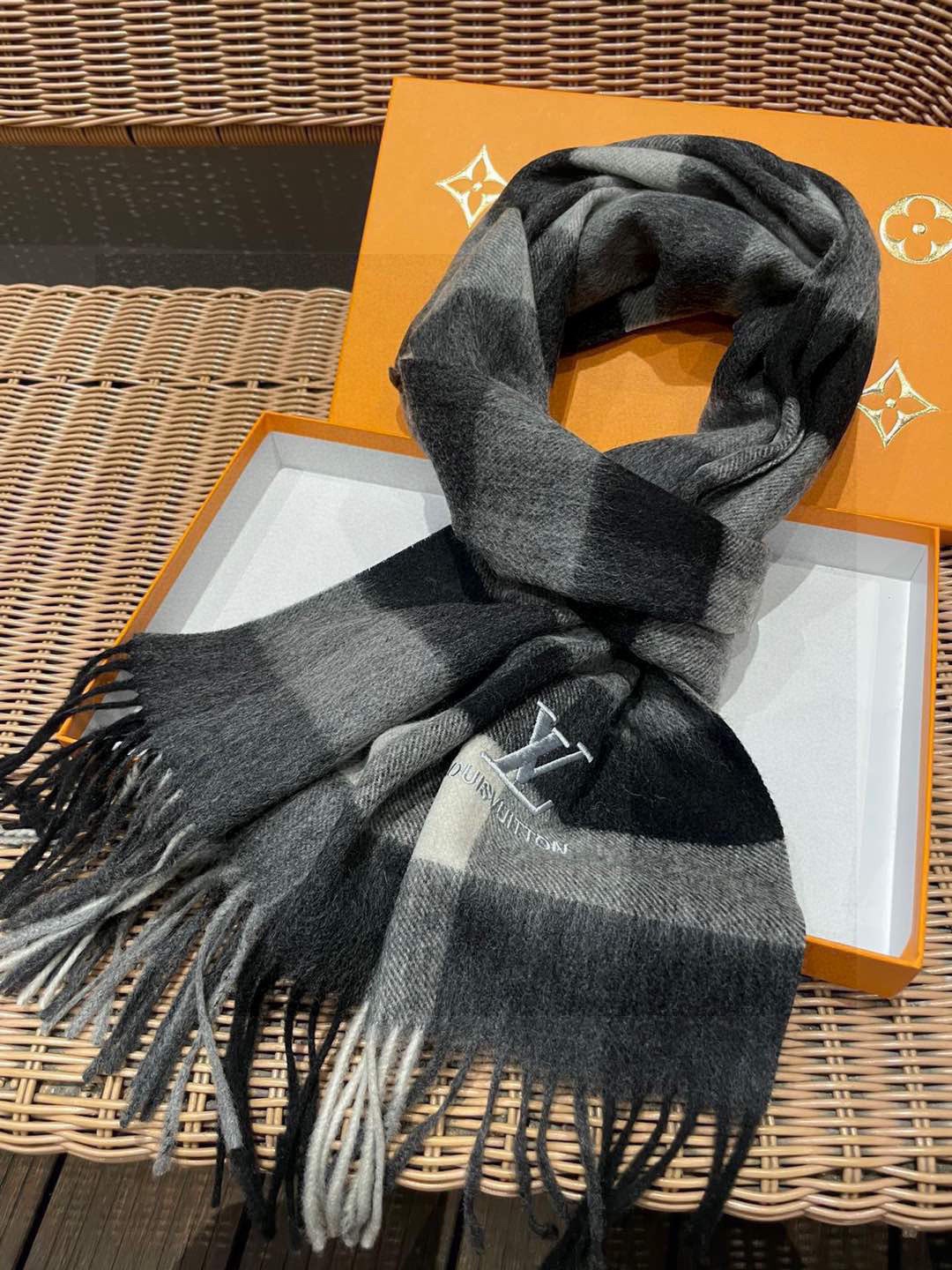 新款路易威登LV❗️羊绒方格子好看的要疯掉了👍太有型太有魅力了！！！非常斯文时尚的秋冬单品！真的很喜欢，