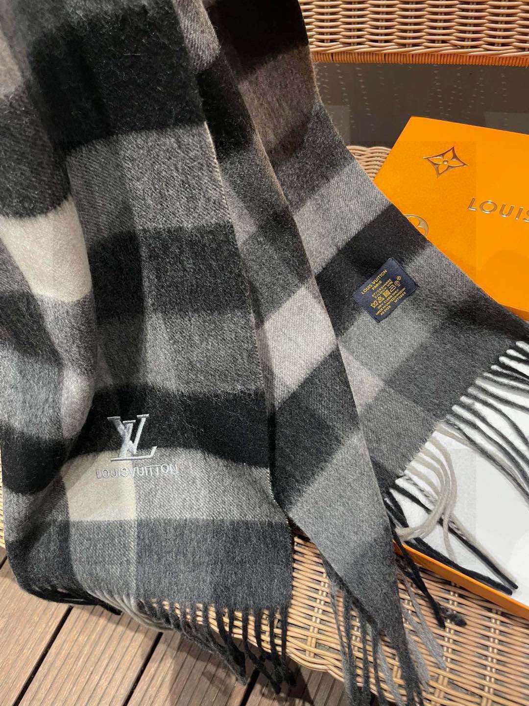 新款路易威登LV❗️羊绒方格子好看的要疯掉了👍太有型太有魅力了！！！非常斯文时尚的秋冬单品！真的很喜欢，