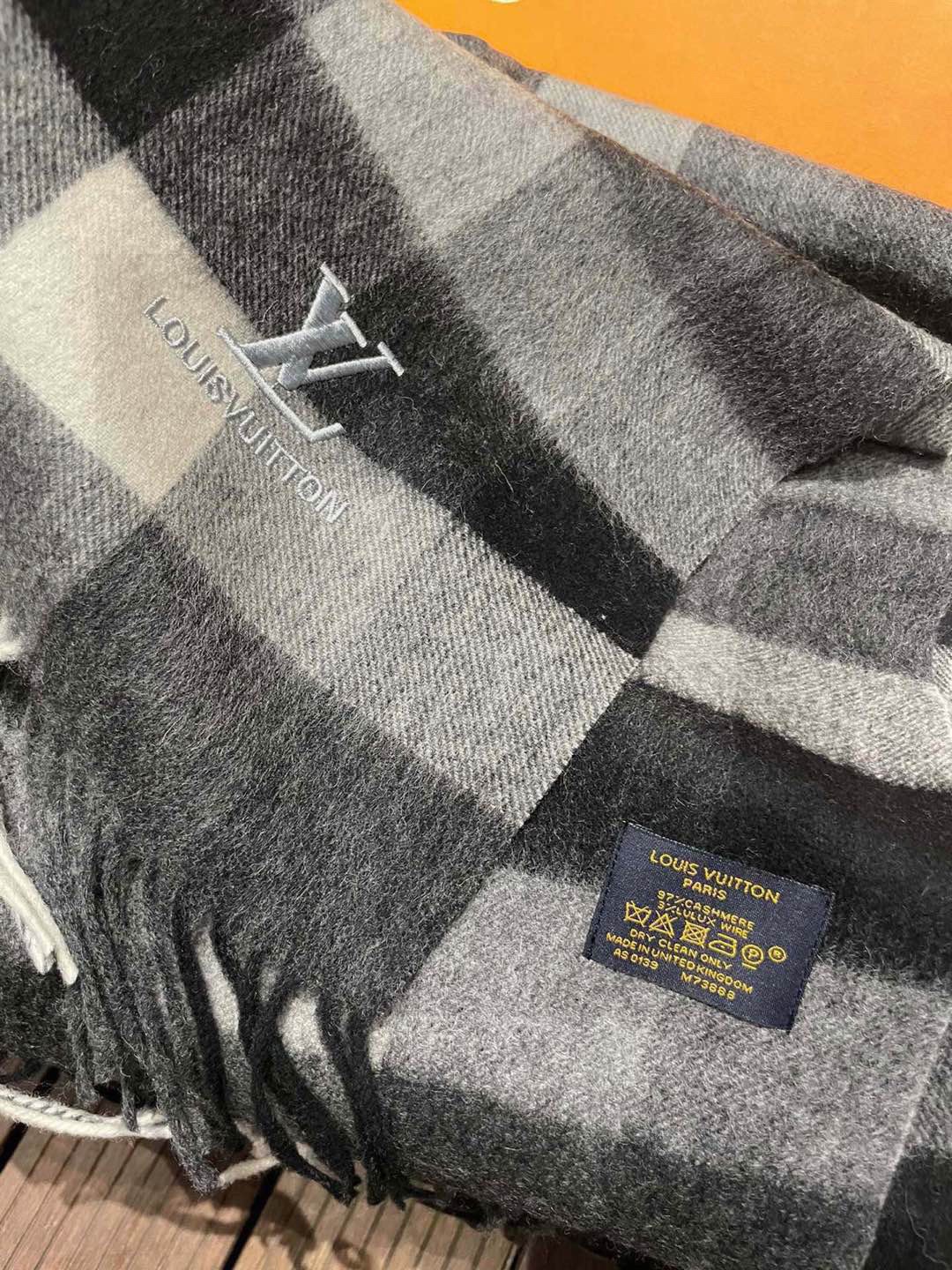新款路易威登LV❗️羊绒方格子好看的要疯掉了👍太有型太有魅力了！！！非常斯文时尚的秋冬单品！真的很喜欢，