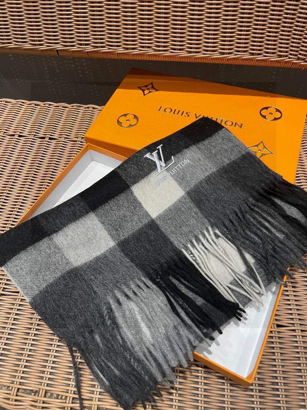 新款路易威登LV❗️羊绒方格子好看的要疯掉了👍太有型太有魅力了！！！非常斯文时尚的秋冬单品！真的很喜欢，