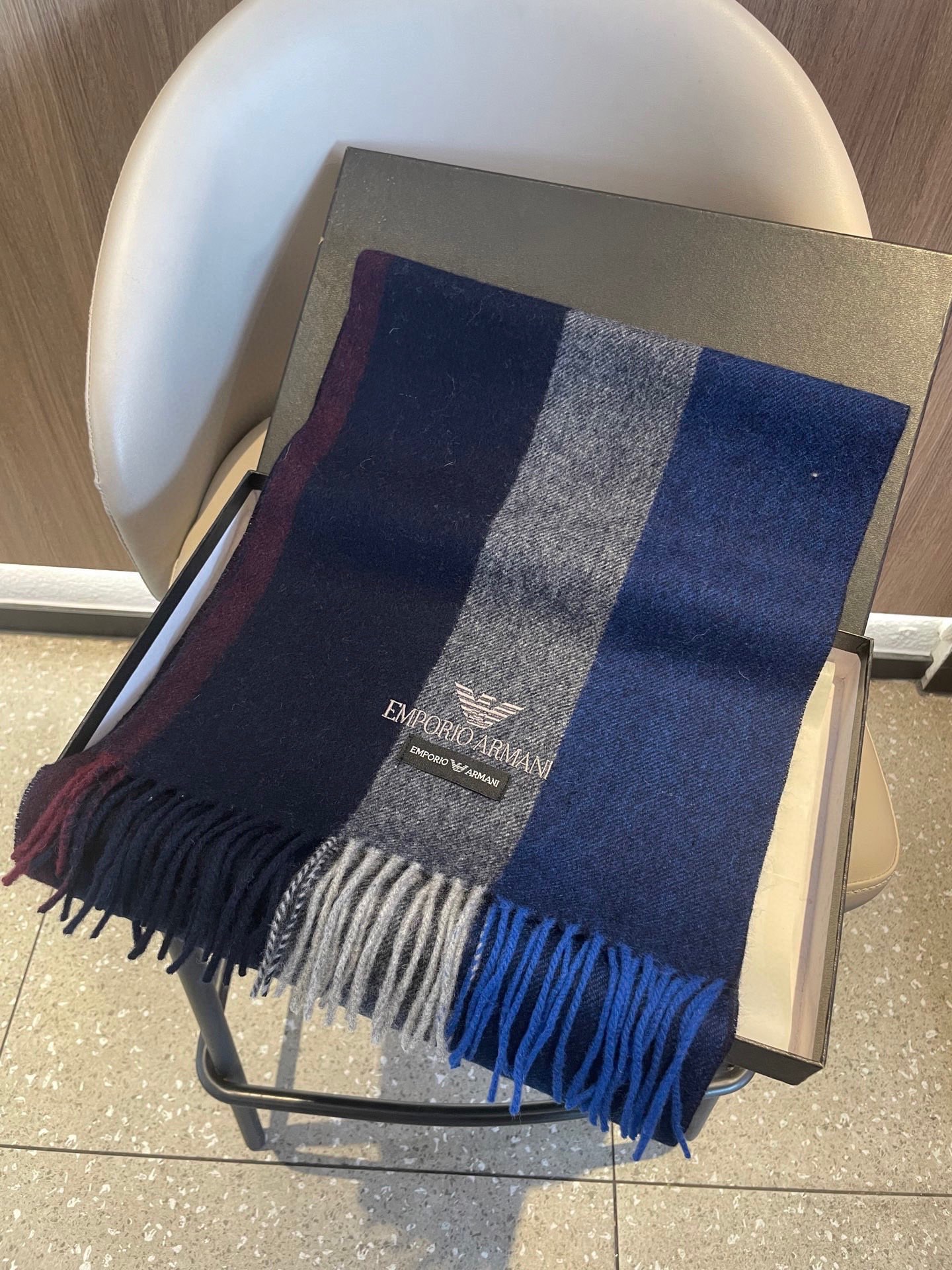 。新款阿玛尼海外专柜条纹拼色最新男士羊羔毛围巾～惊爆上架🎉国内专柜都没上架，从款式到面料都很赞🎻，经典的