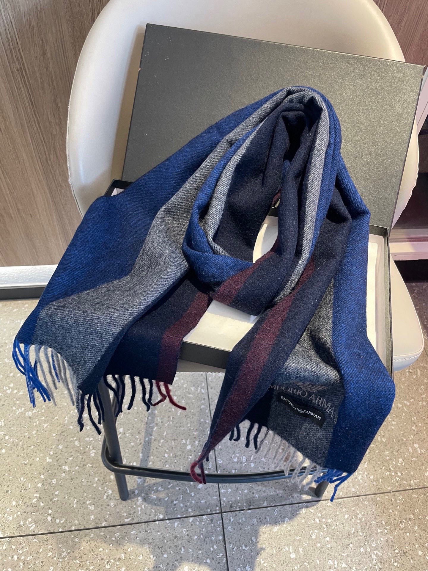 。新款阿玛尼海外专柜条纹拼色最新男士羊羔毛围巾～惊爆上架🎉国内专柜都没上架，从款式到面料都很赞🎻，经典的