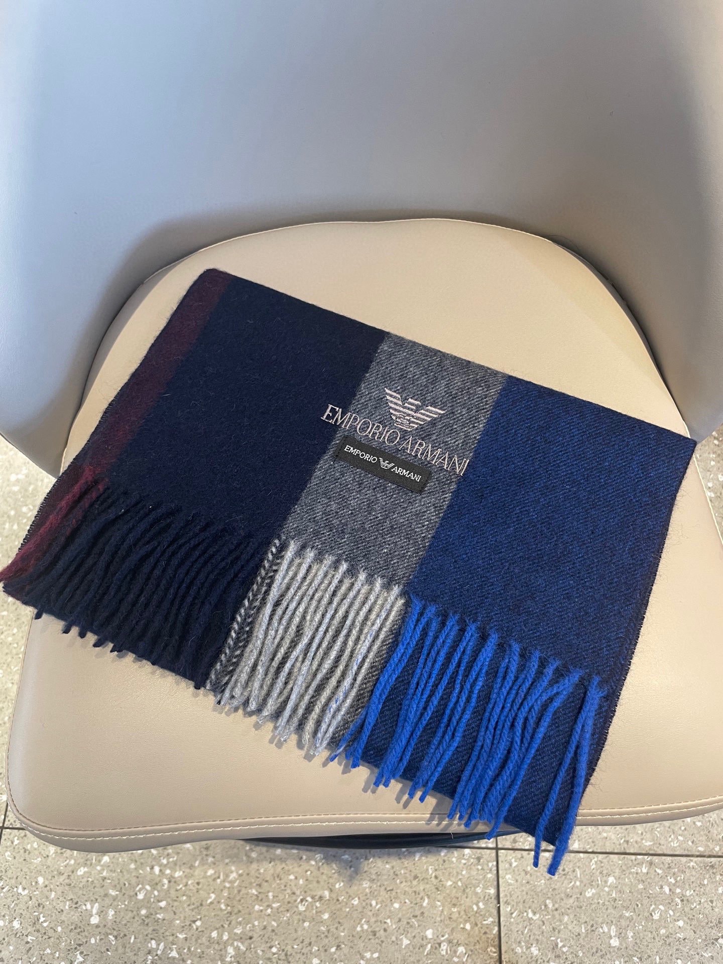 。新款阿玛尼海外专柜条纹拼色最新男士羊羔毛围巾～惊爆上架🎉国内专柜都没上架，从款式到面料都很赞🎻，经典的