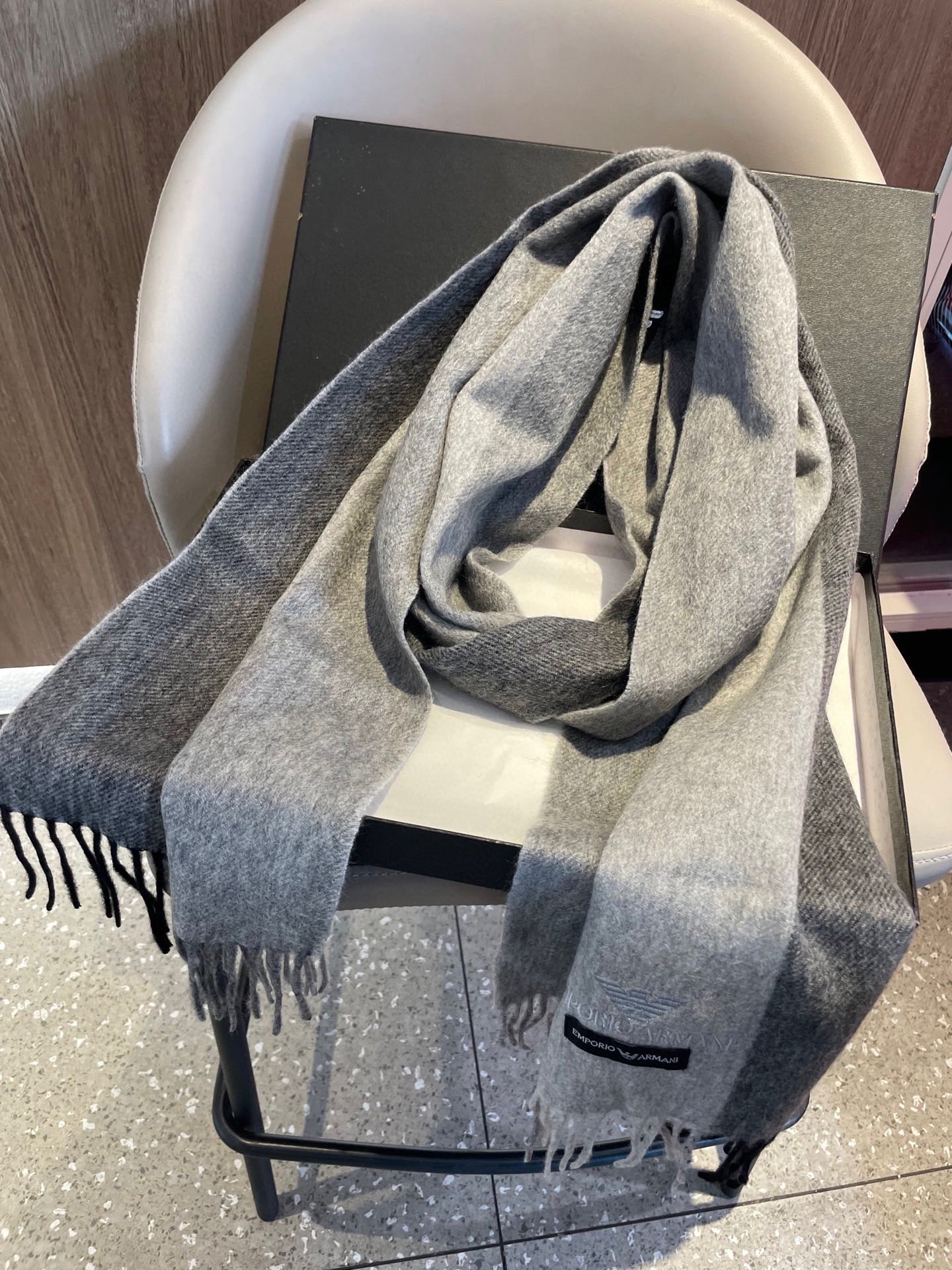 。新款阿玛尼海外专柜条纹拼色最新男士羊羔毛围巾～惊爆上架🎉国内专柜都没上架，从款式到面料都很赞🎻，经典的