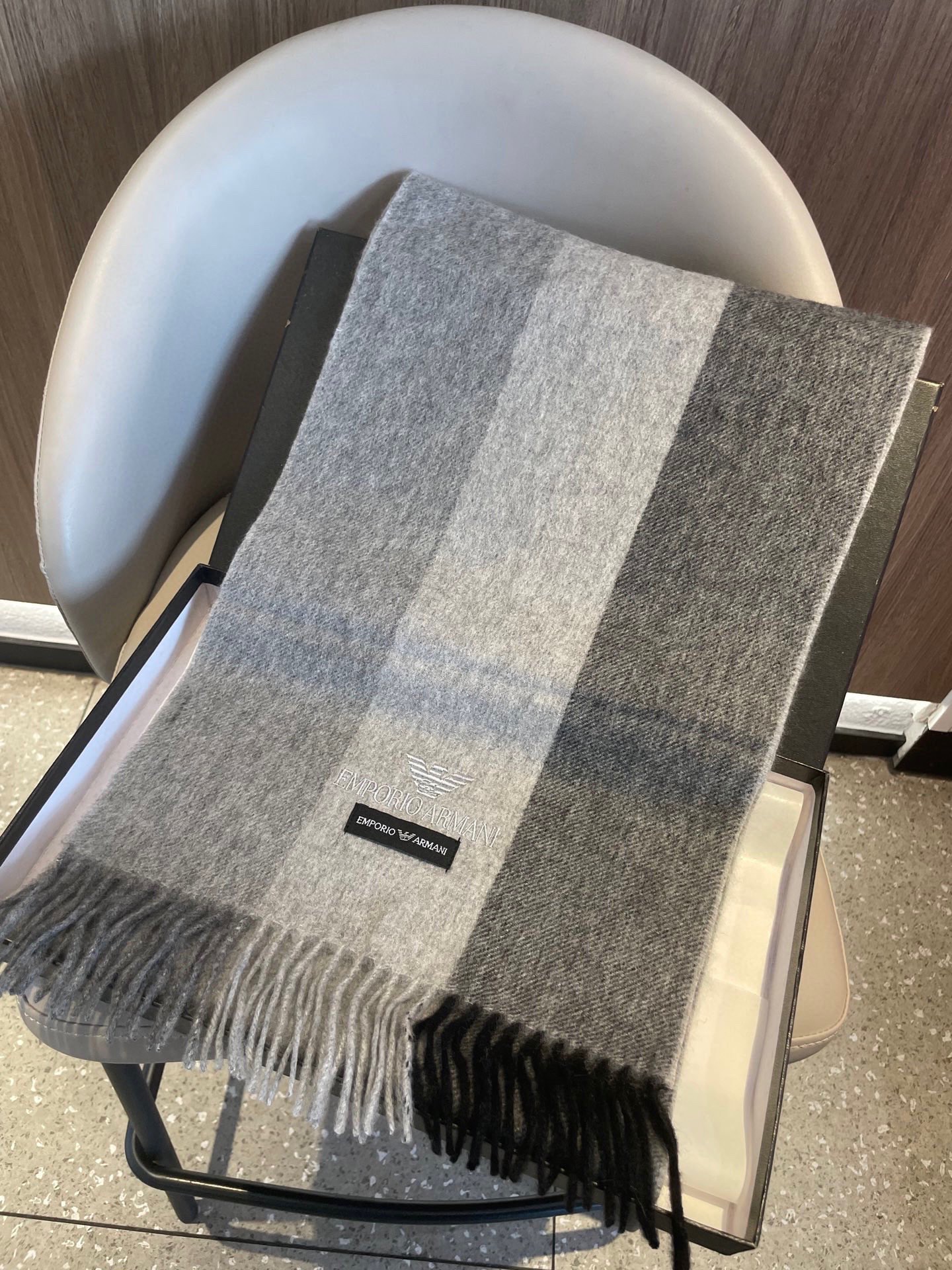 。新款阿玛尼海外专柜条纹拼色最新男士羊羔毛围巾～惊爆上架🎉国内专柜都没上架，从款式到面料都很赞🎻，经典的