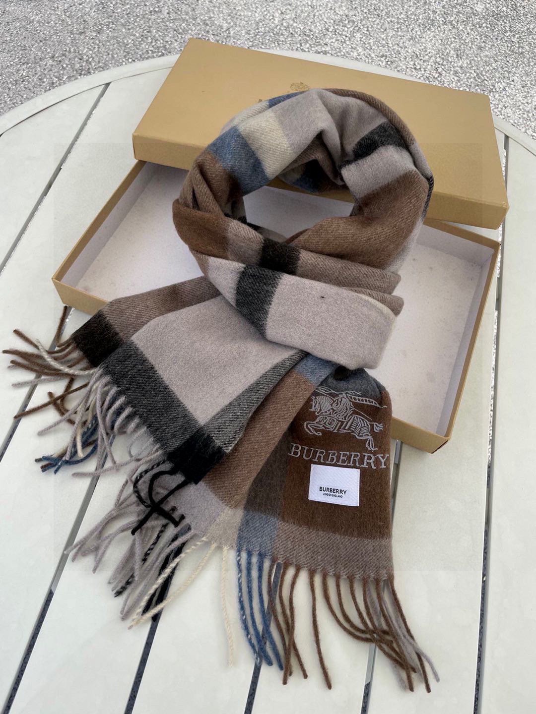 巴宝莉男士格子高级货❗️ 顶级出口尾单战马刺绣👍货不多，下手一定要快，真心美的让人非常非常心动 上身效果