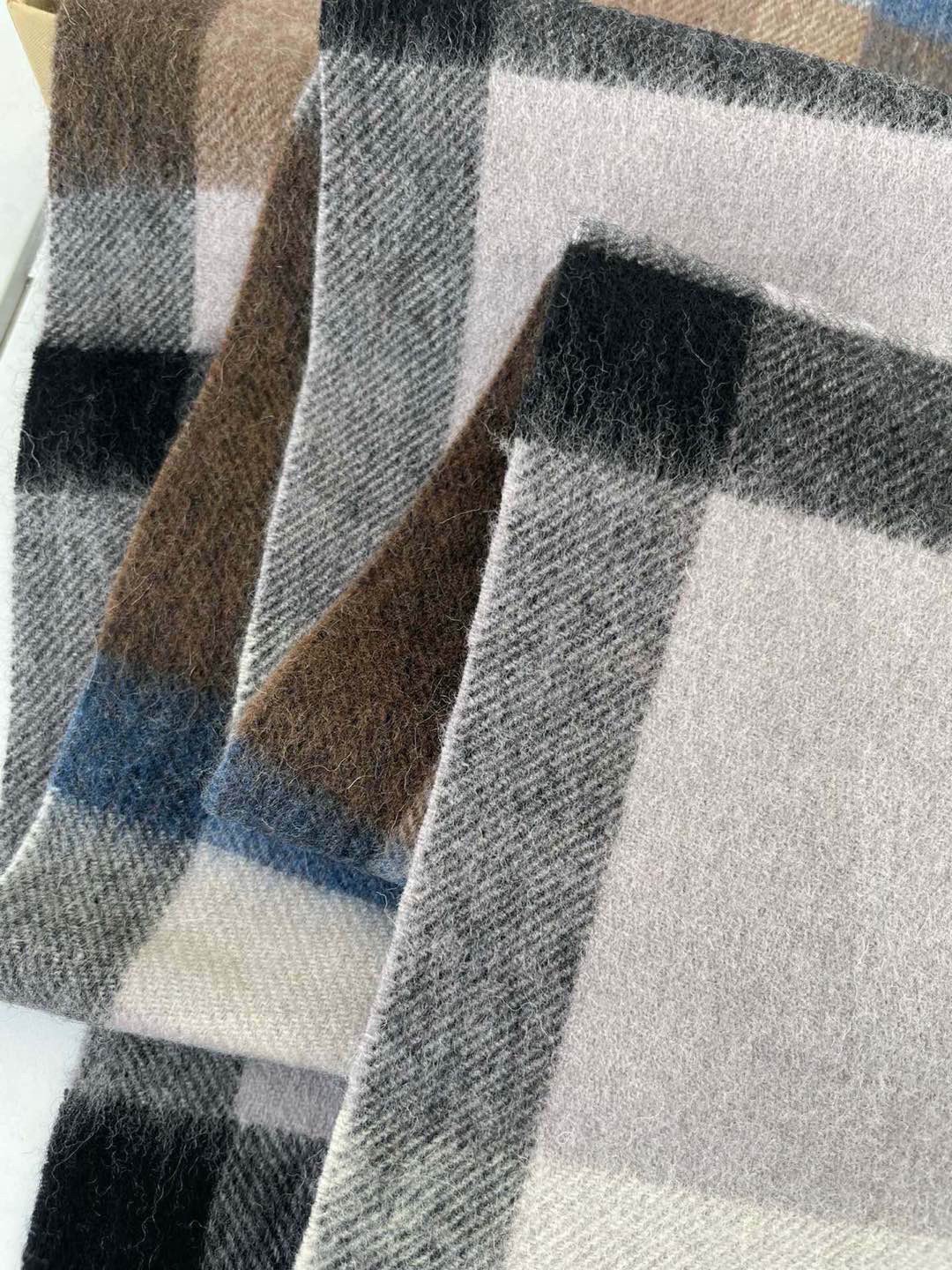 巴宝莉男士格子高级货❗️ 顶级出口尾单战马刺绣👍货不多，下手一定要快，真心美的让人非常非常心动 上身效果