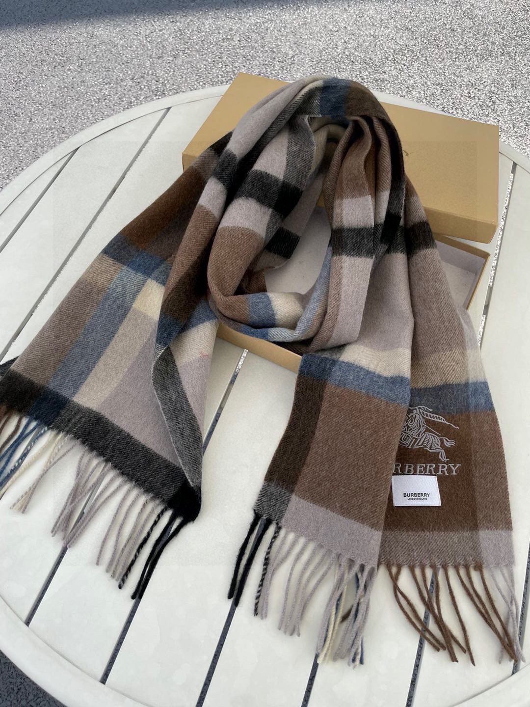 巴宝莉男士格子高级货❗️ 顶级出口尾单战马刺绣👍货不多，下手一定要快，真心美的让人非常非常心动 上身效果