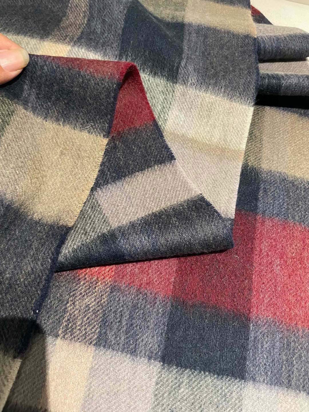 巴宝莉男士格子高级货❗️ 顶级出口尾单战马刺绣👍货不多，下手一定要快，真心美的让人非常非常心动 上身效果