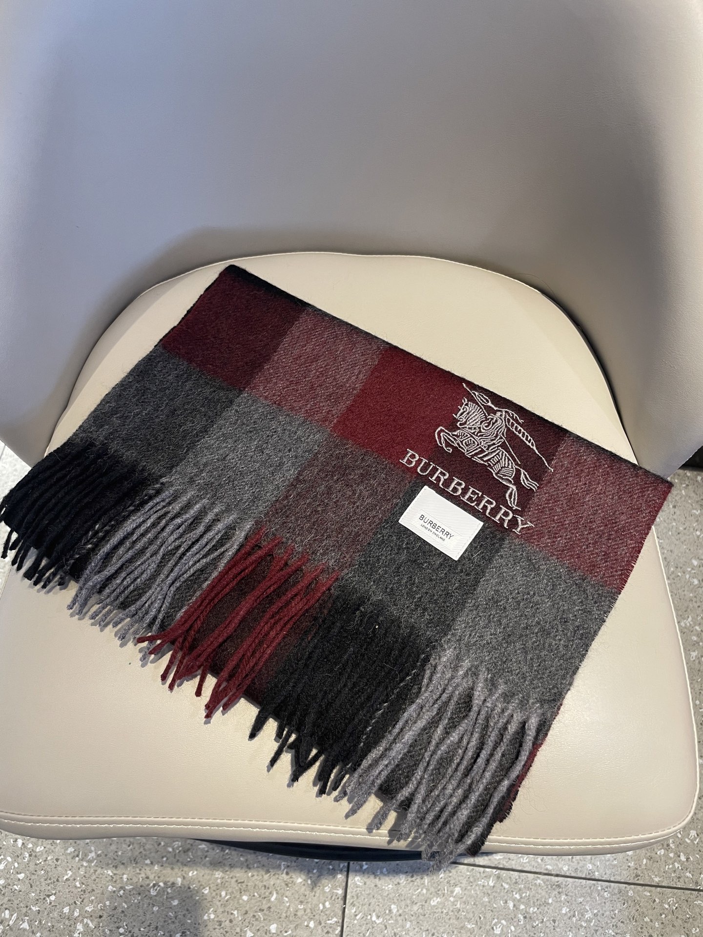 巴宝莉男士格子高级货❗️ 顶级出口尾单战马刺绣👍货不多，下手一定要快，真心美的让人非常非常心动 上身效果