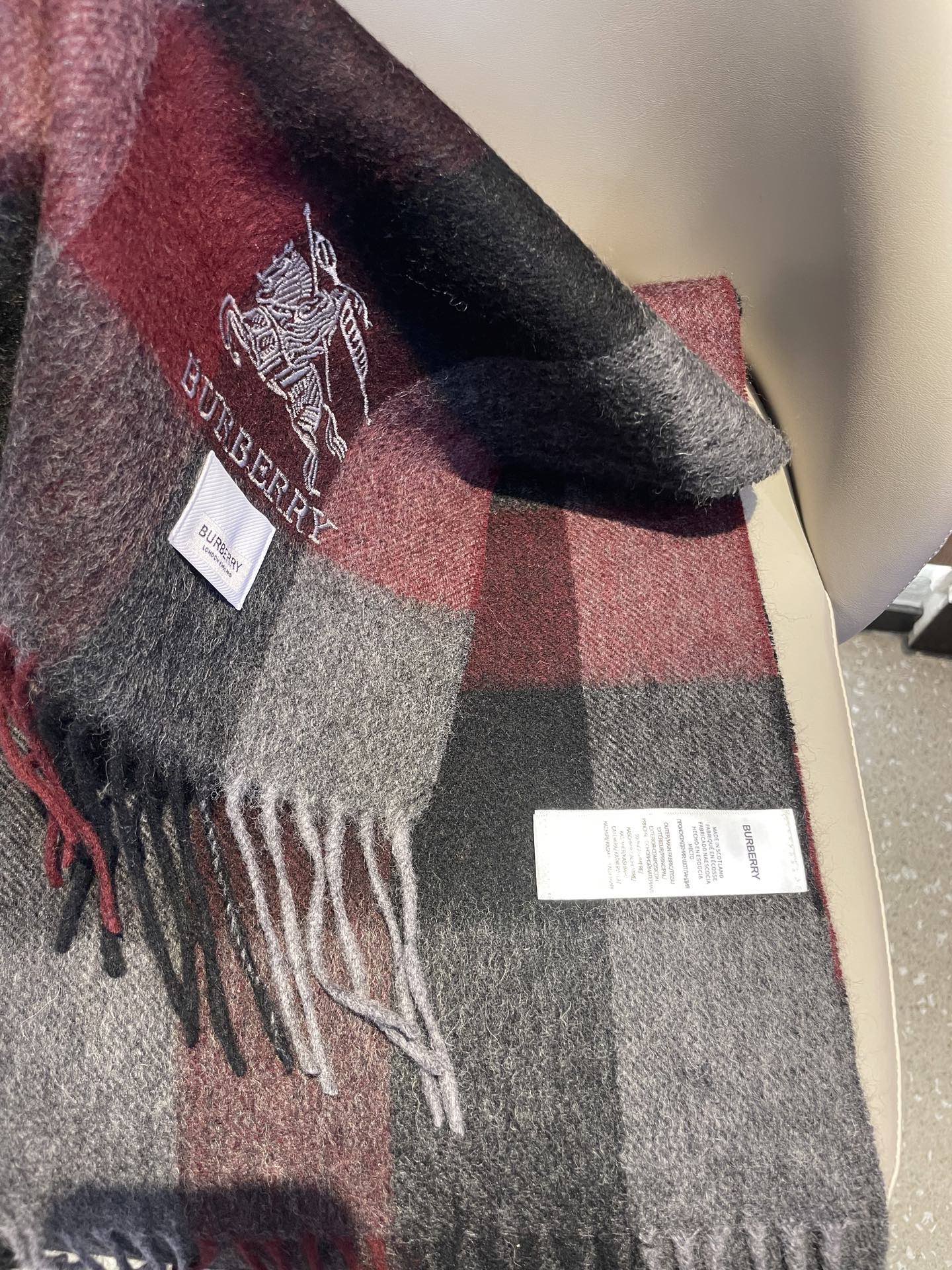 巴宝莉男士格子高级货❗️ 顶级出口尾单战马刺绣👍货不多，下手一定要快，真心美的让人非常非常心动 上身效果