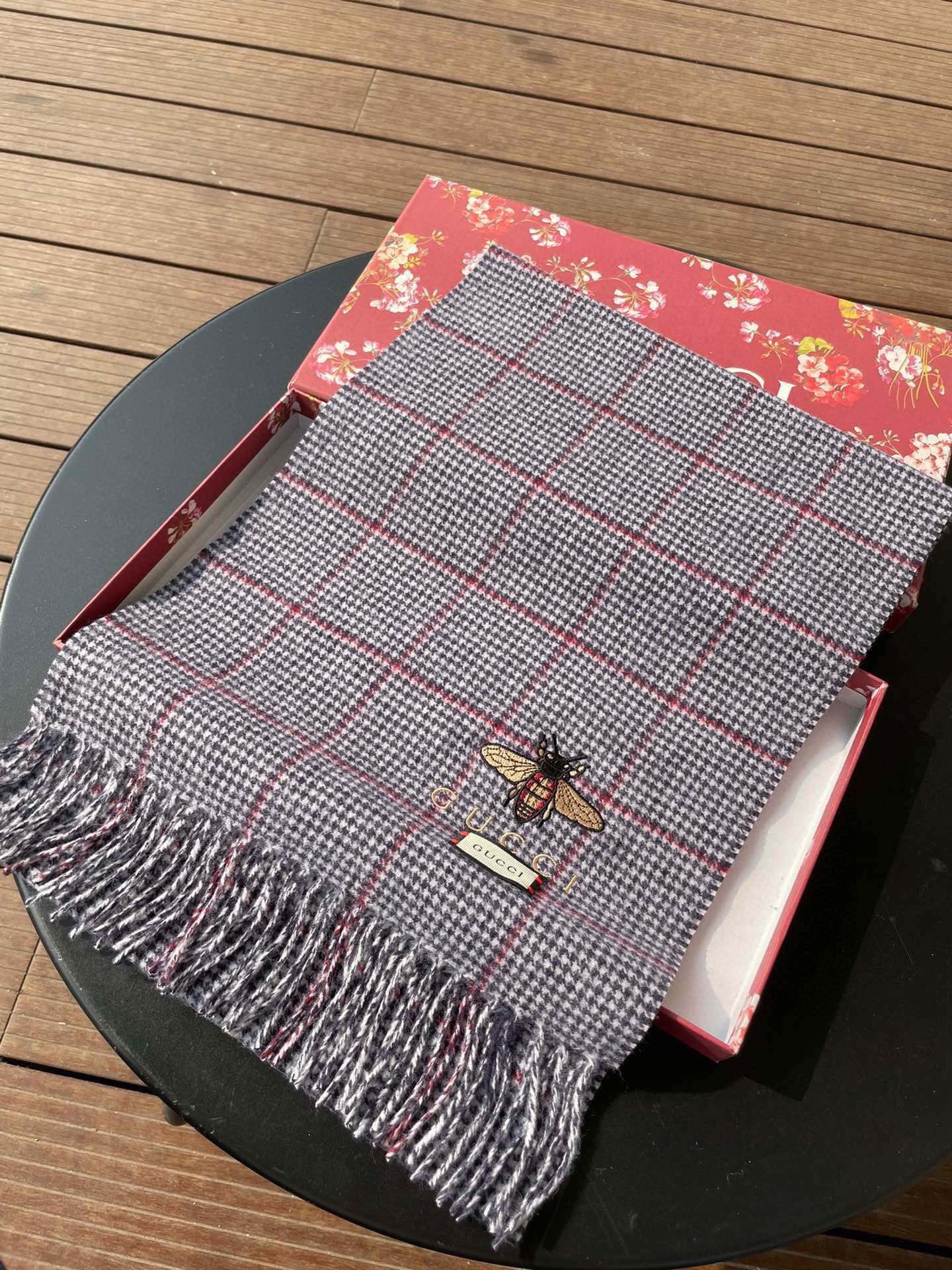 古奇（Gucci）小蜜蜂巴黎时装展羊绒围巾！采用蒙古高原细羊绒！手感满满地都是细腻的绒毛！这个价格绝对百