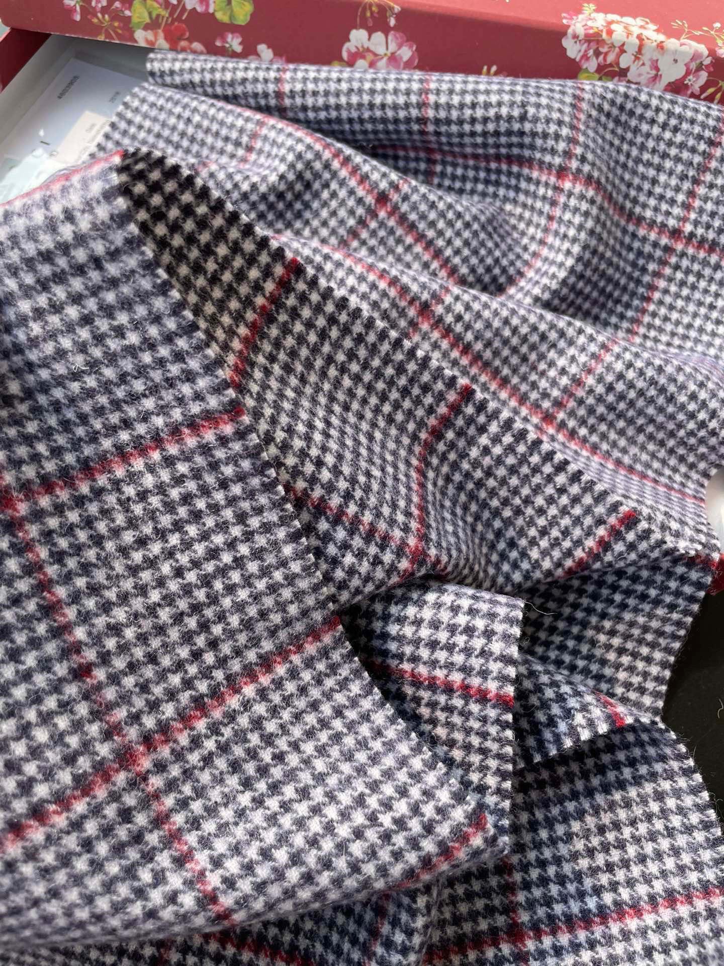 古奇（Gucci）小蜜蜂巴黎时装展羊绒围巾！采用蒙古高原细羊绒！手感满满地都是细腻的绒毛！这个价格绝对百