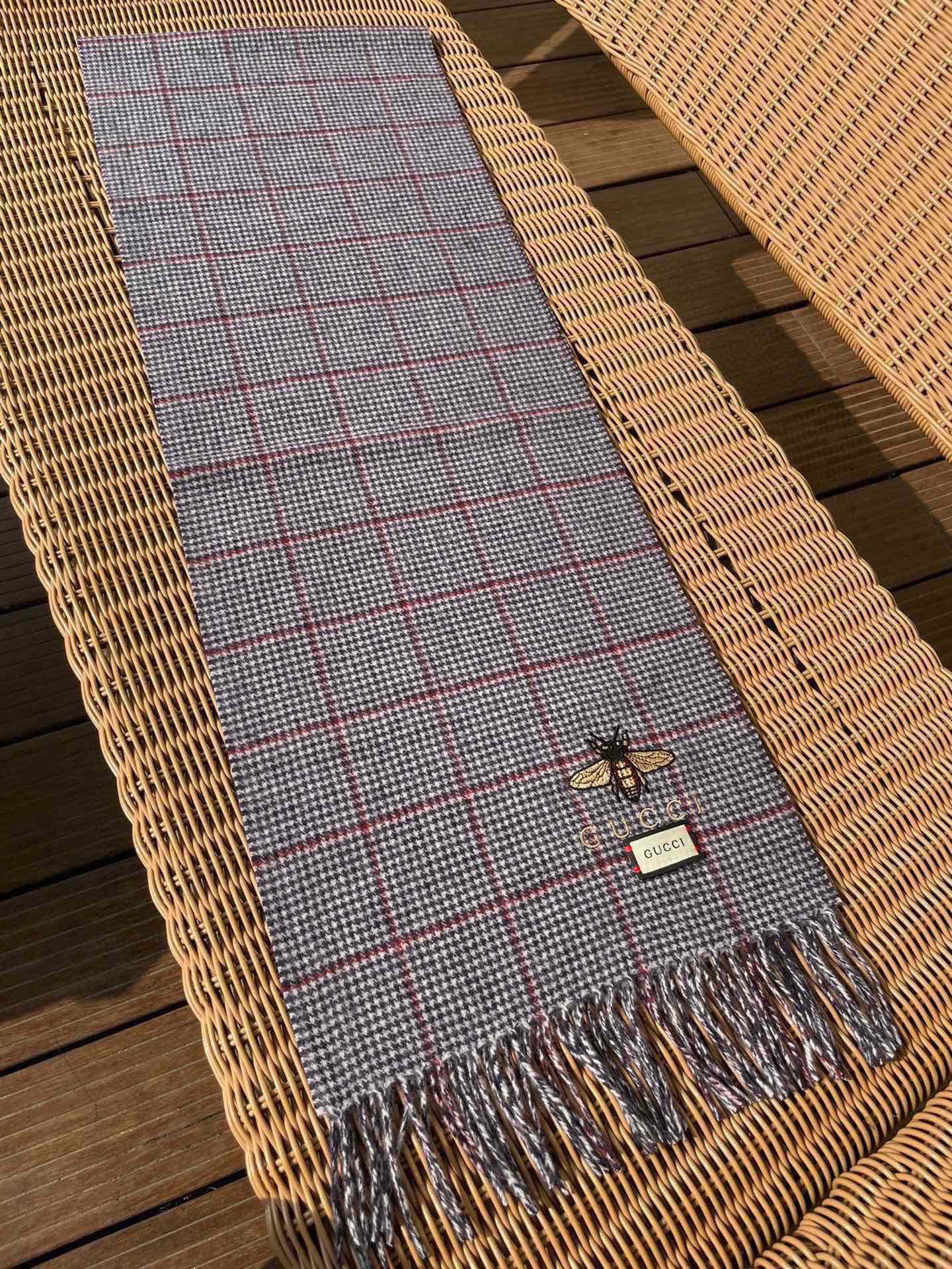 古奇（Gucci）小蜜蜂巴黎时装展羊绒围巾！采用蒙古高原细羊绒！手感满满地都是细腻的绒毛！这个价格绝对百