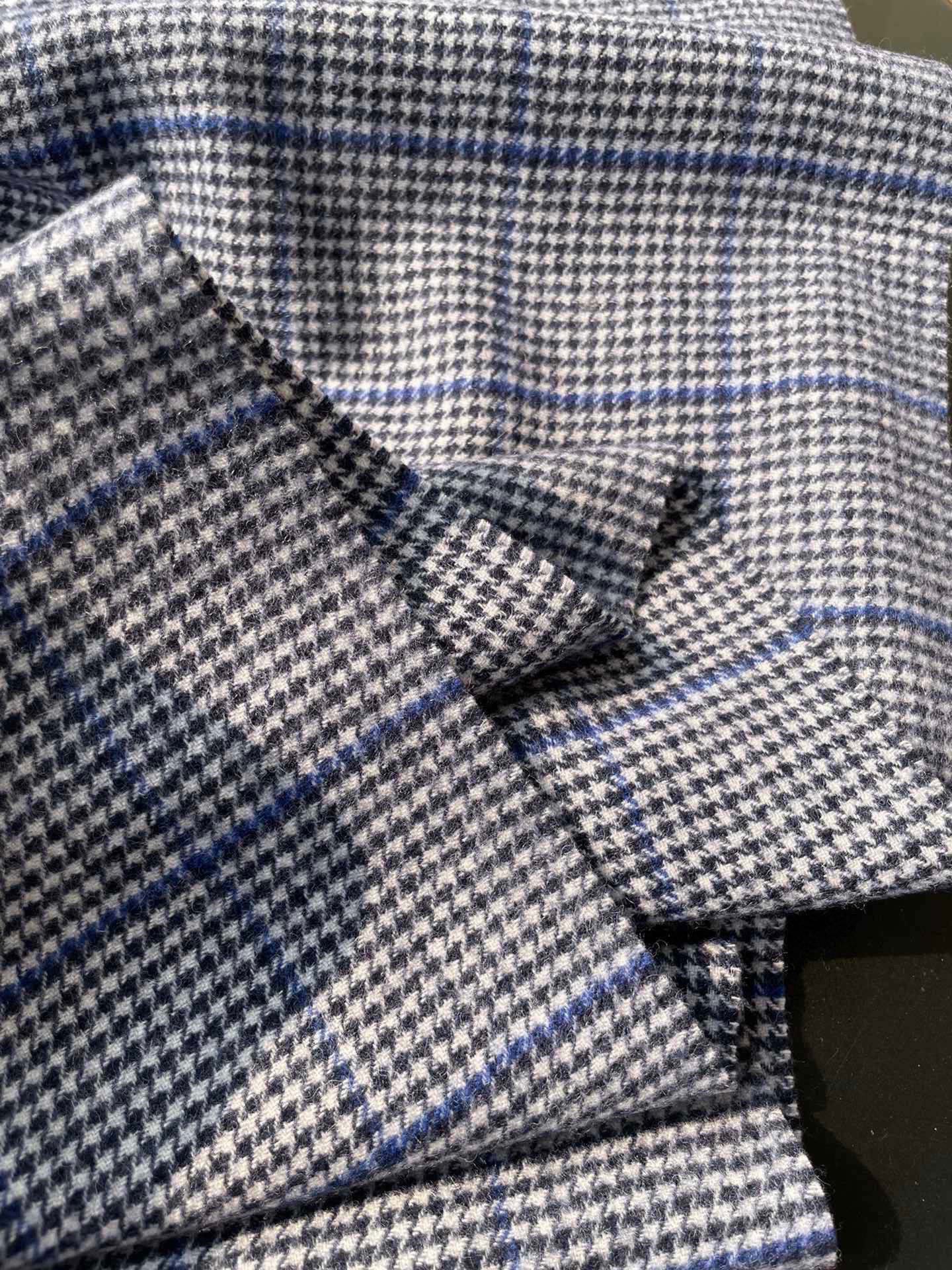 古奇（Gucci）小蜜蜂巴黎时装展羊绒围巾！采用蒙古高原细羊绒！手感满满地都是细腻的绒毛！这个价格绝对百