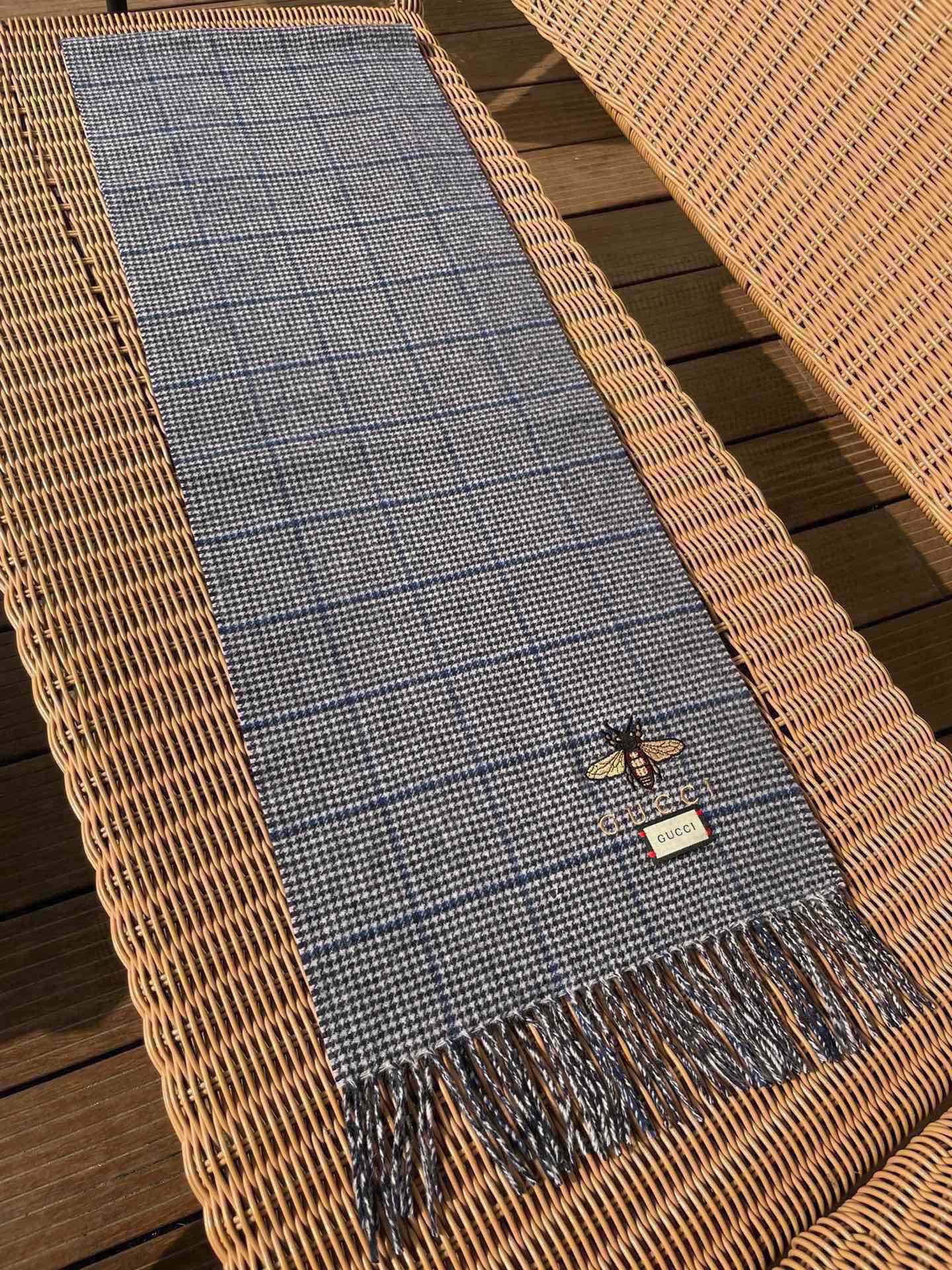 古奇（Gucci）小蜜蜂巴黎时装展羊绒围巾！采用蒙古高原细羊绒！手感满满地都是细腻的绒毛！这个价格绝对百