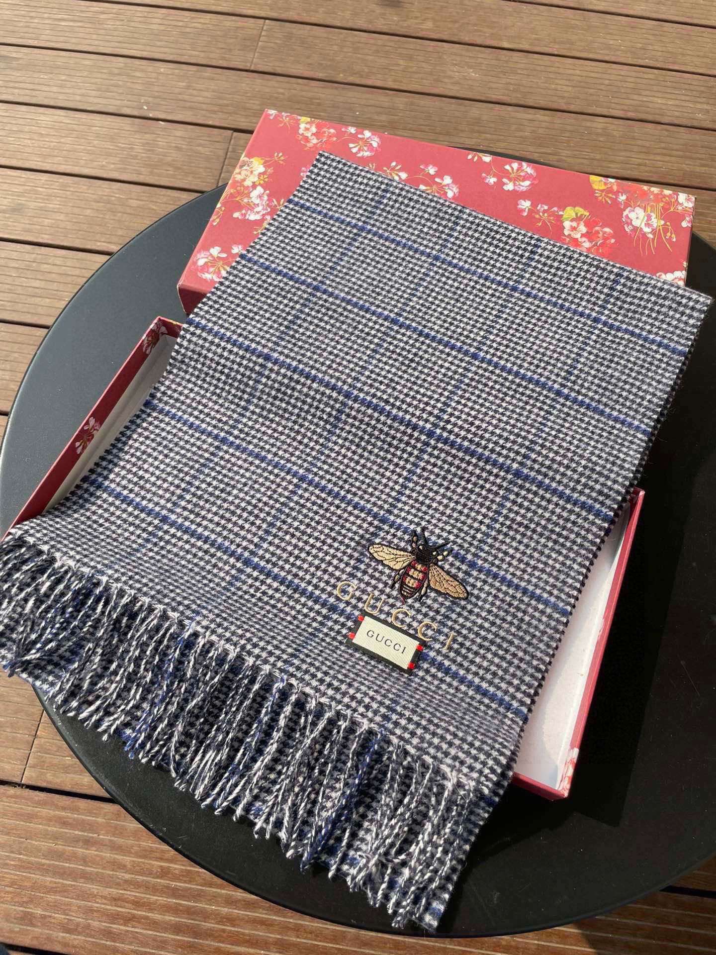 古奇（Gucci）小蜜蜂巴黎时装展羊绒围巾！采用蒙古高原细羊绒！手感满满地都是细腻的绒毛！这个价格绝对百