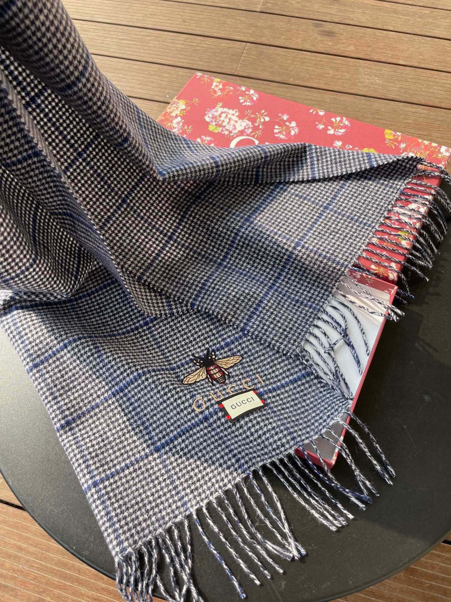 古奇（Gucci）小蜜蜂巴黎时装展羊绒围巾！采用蒙古高原细羊绒！手感满满地都是细腻的绒毛！这个价格绝对百